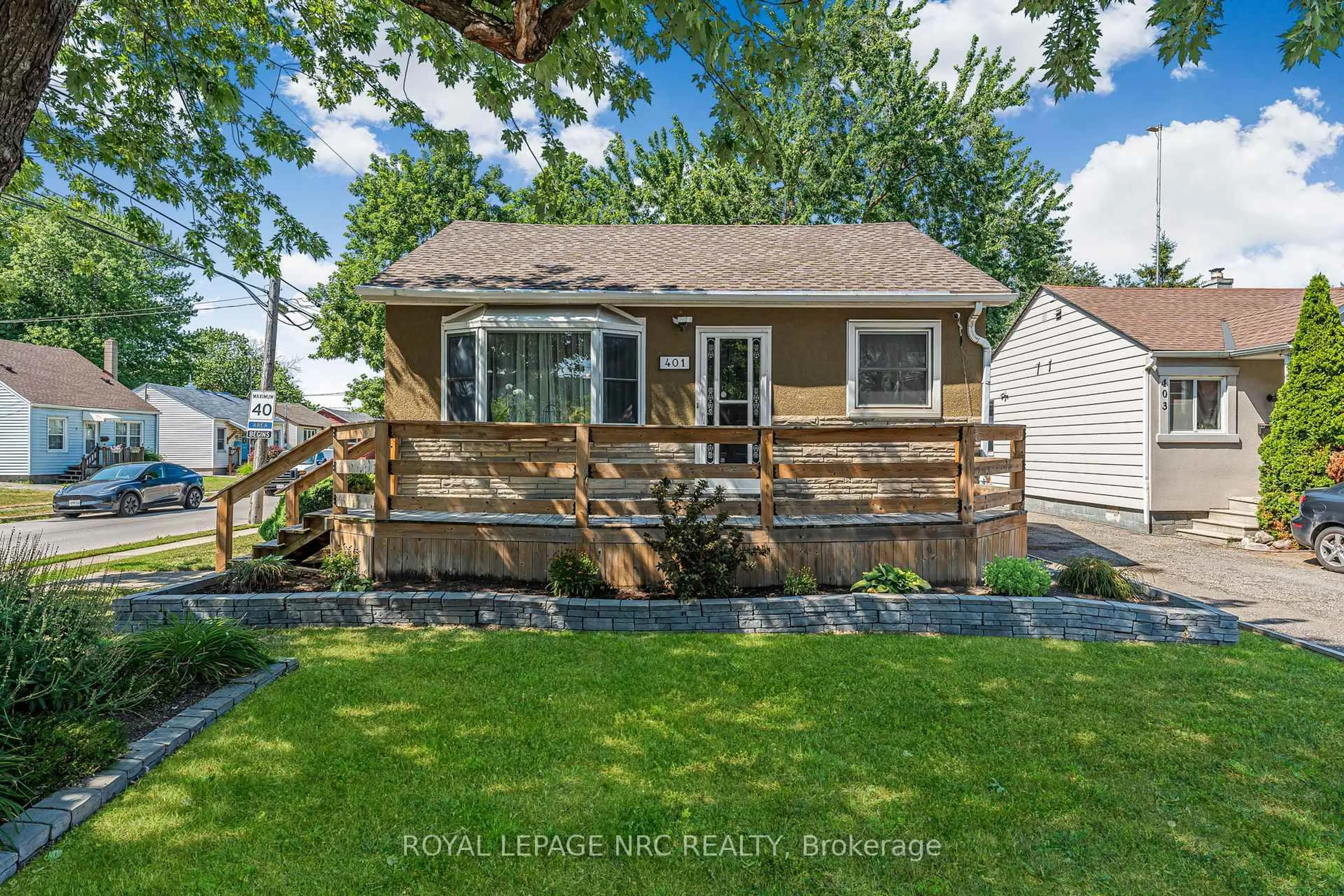 Home with vinyl exterior material, street for 401 Welland Ave, St. Catharines Ontario L2M 5T9