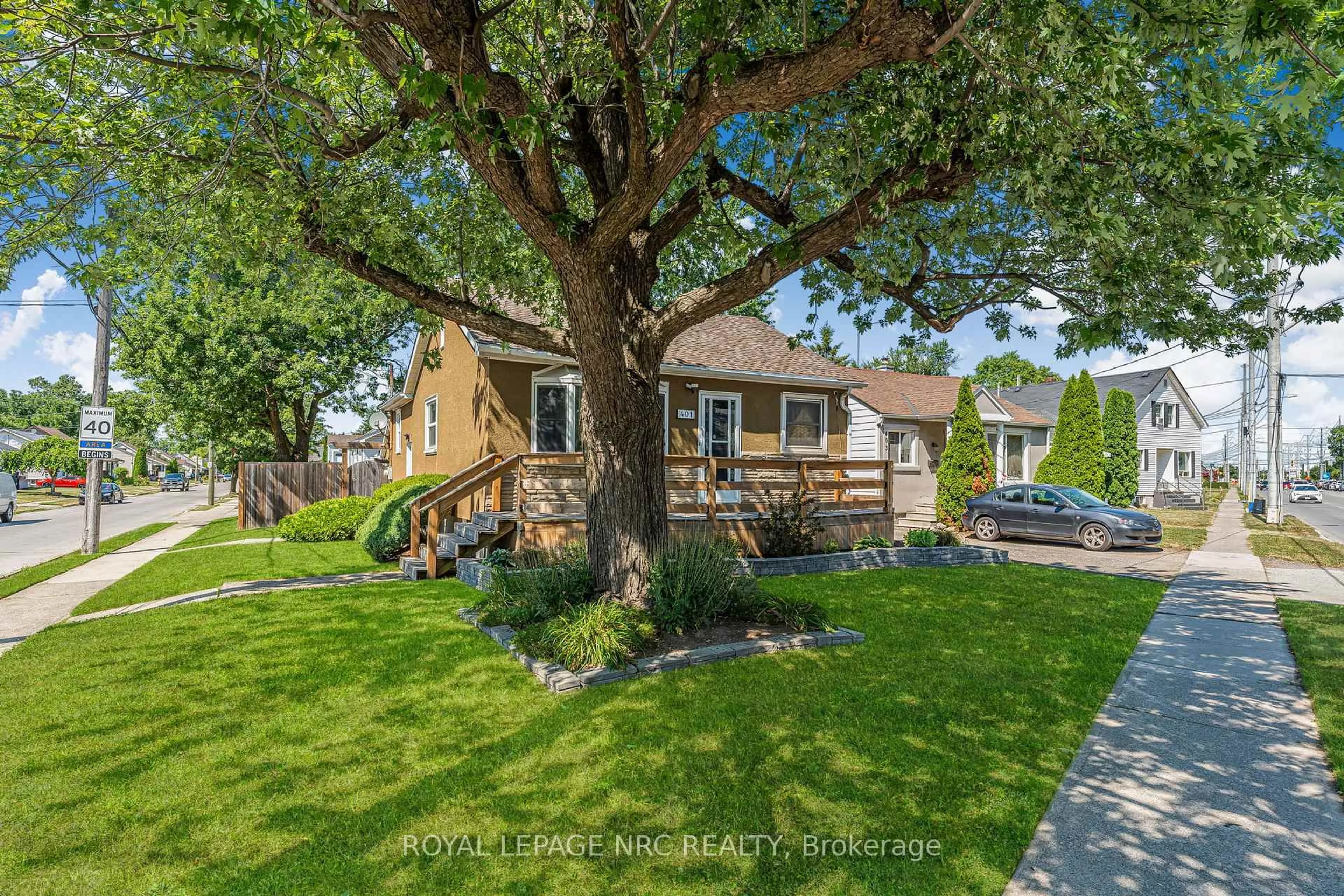 A pic from outside/outdoor area/front of a property/back of a property/a pic from drone, street for 401 Welland Ave, St. Catharines Ontario L2M 5T9