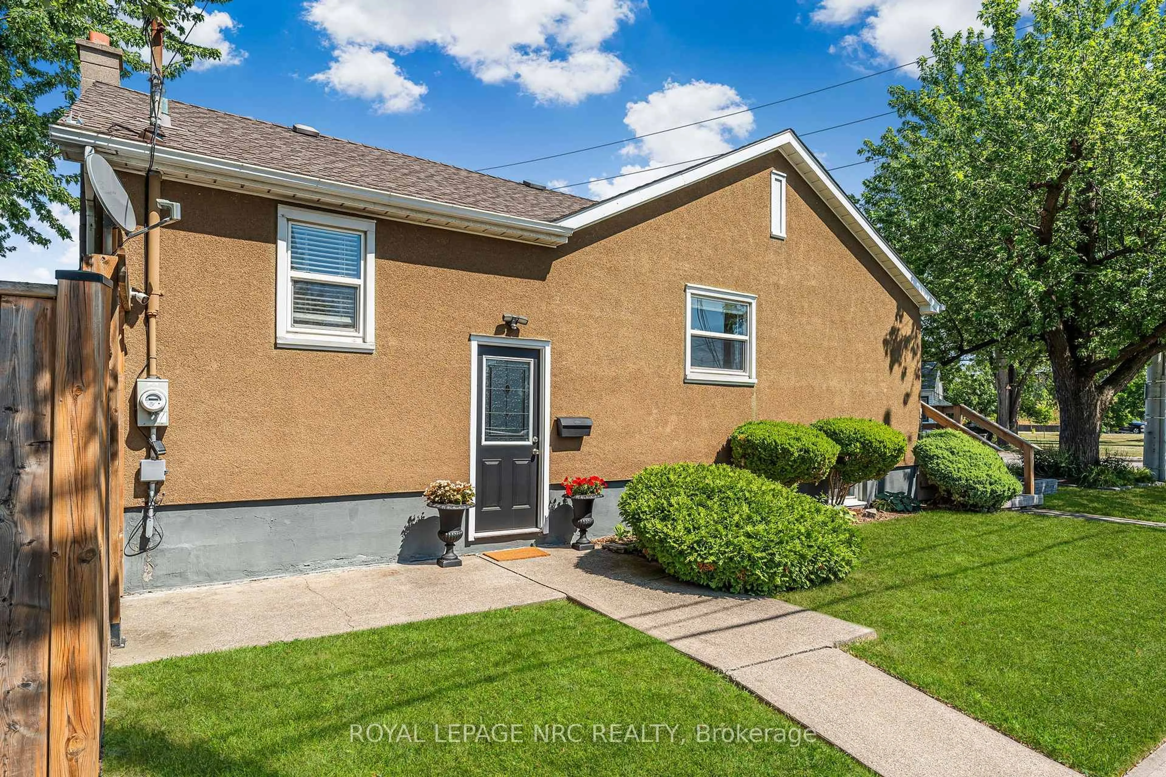 Home with vinyl exterior material, street for 401 Welland Ave, St. Catharines Ontario L2M 5T9