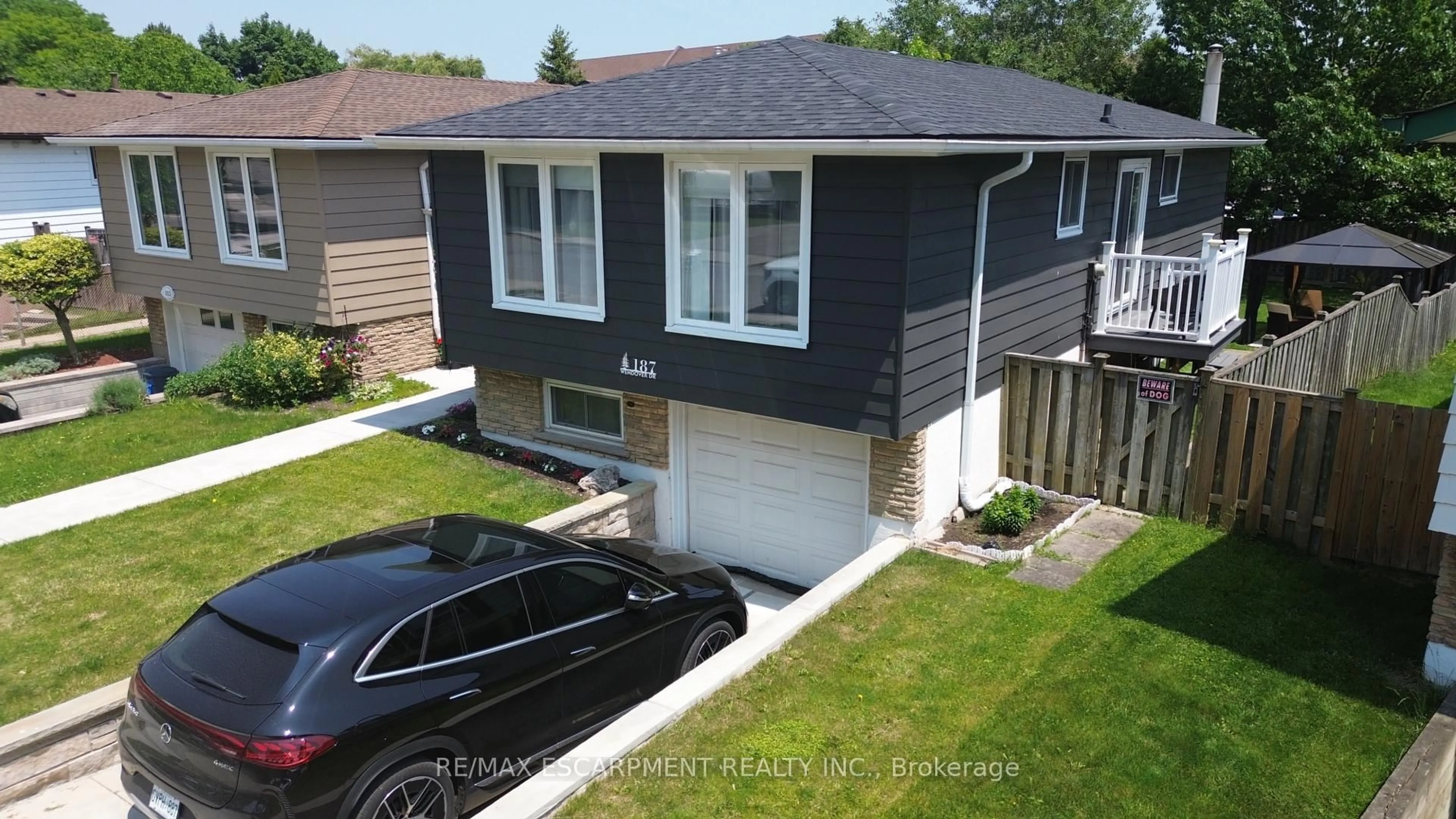 A pic from outside/outdoor area/front of a property/back of a property/a pic from drone, street for 187 Wendover Dr, Hamilton Ontario L9C 5X6