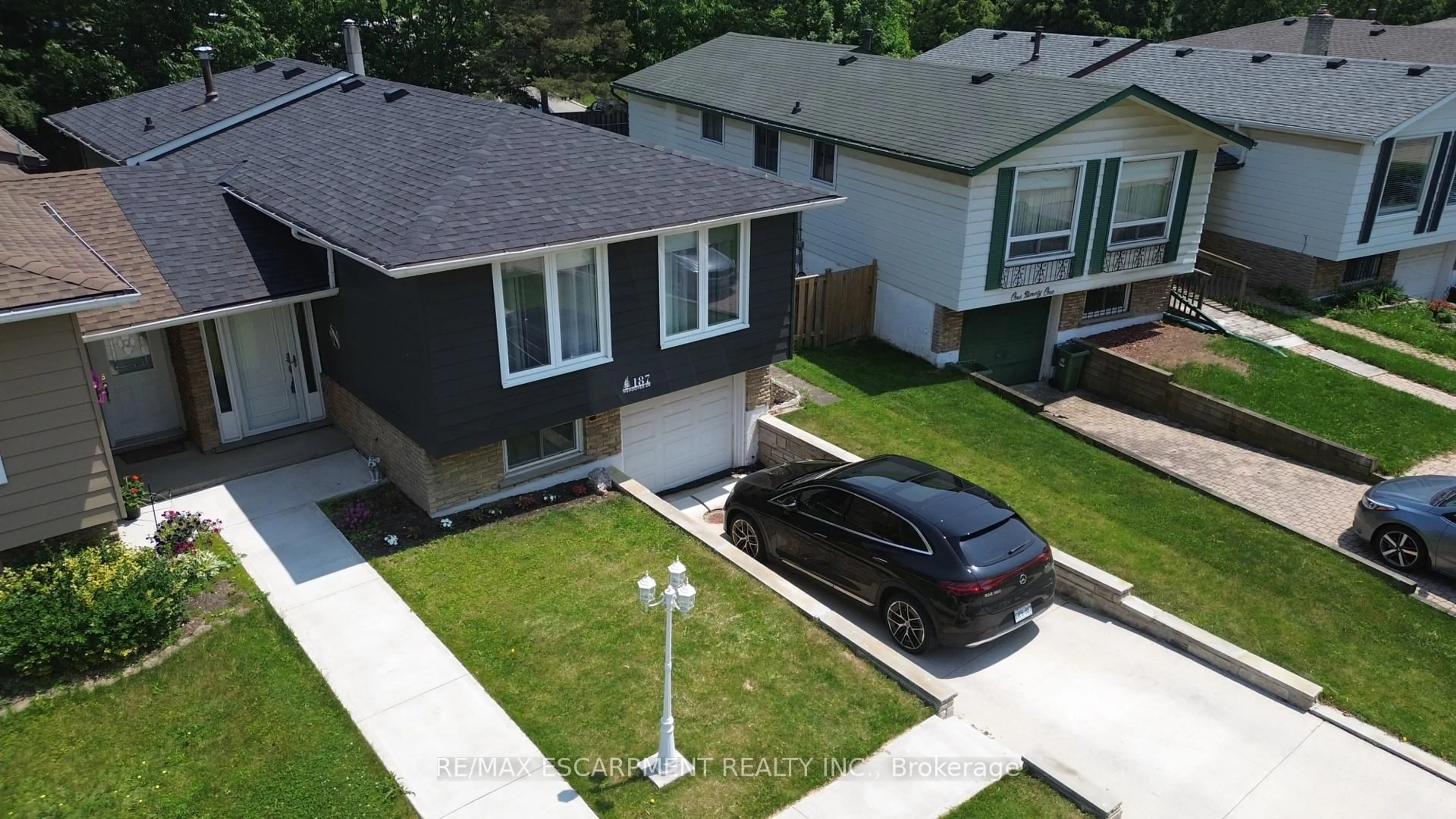 A pic from outside/outdoor area/front of a property/back of a property/a pic from drone, street for 187 Wendover Dr, Hamilton Ontario L9C 5X6