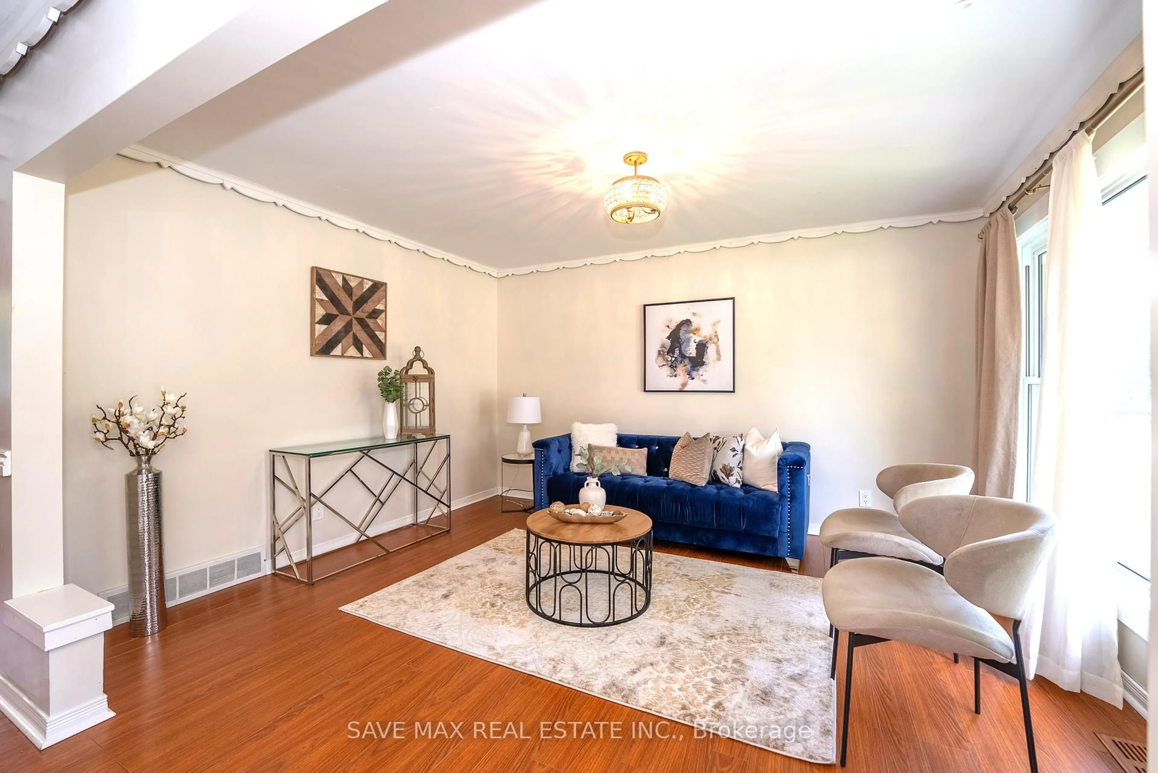 Living room with furniture, unknown for 5 Clearview Dr, Cambridge Ontario N1S 1B1