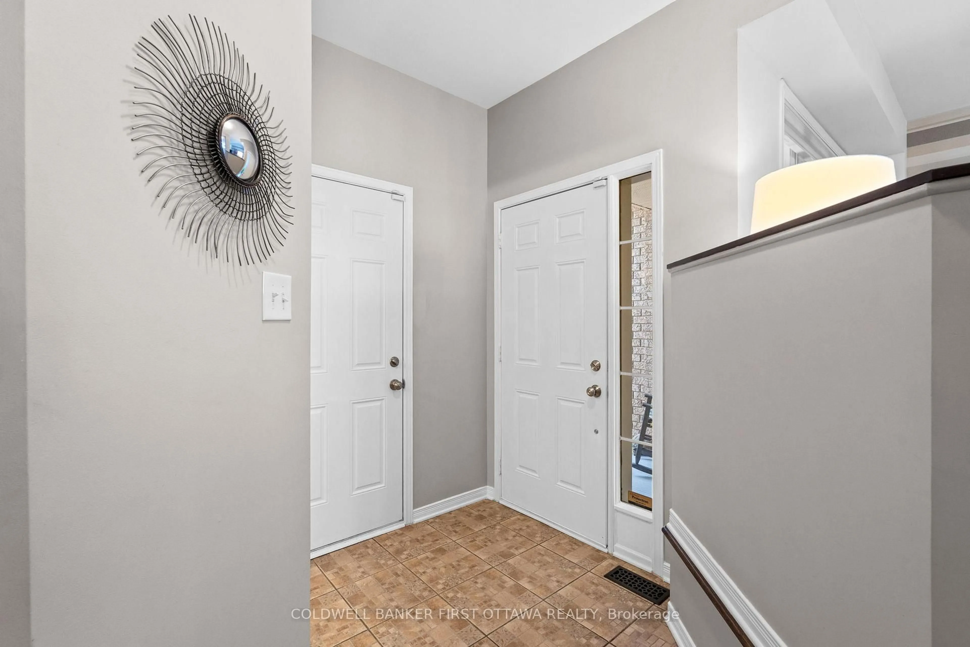 Indoor entryway for 280 Applecross Cres, Ottawa Ontario K2K 0C4