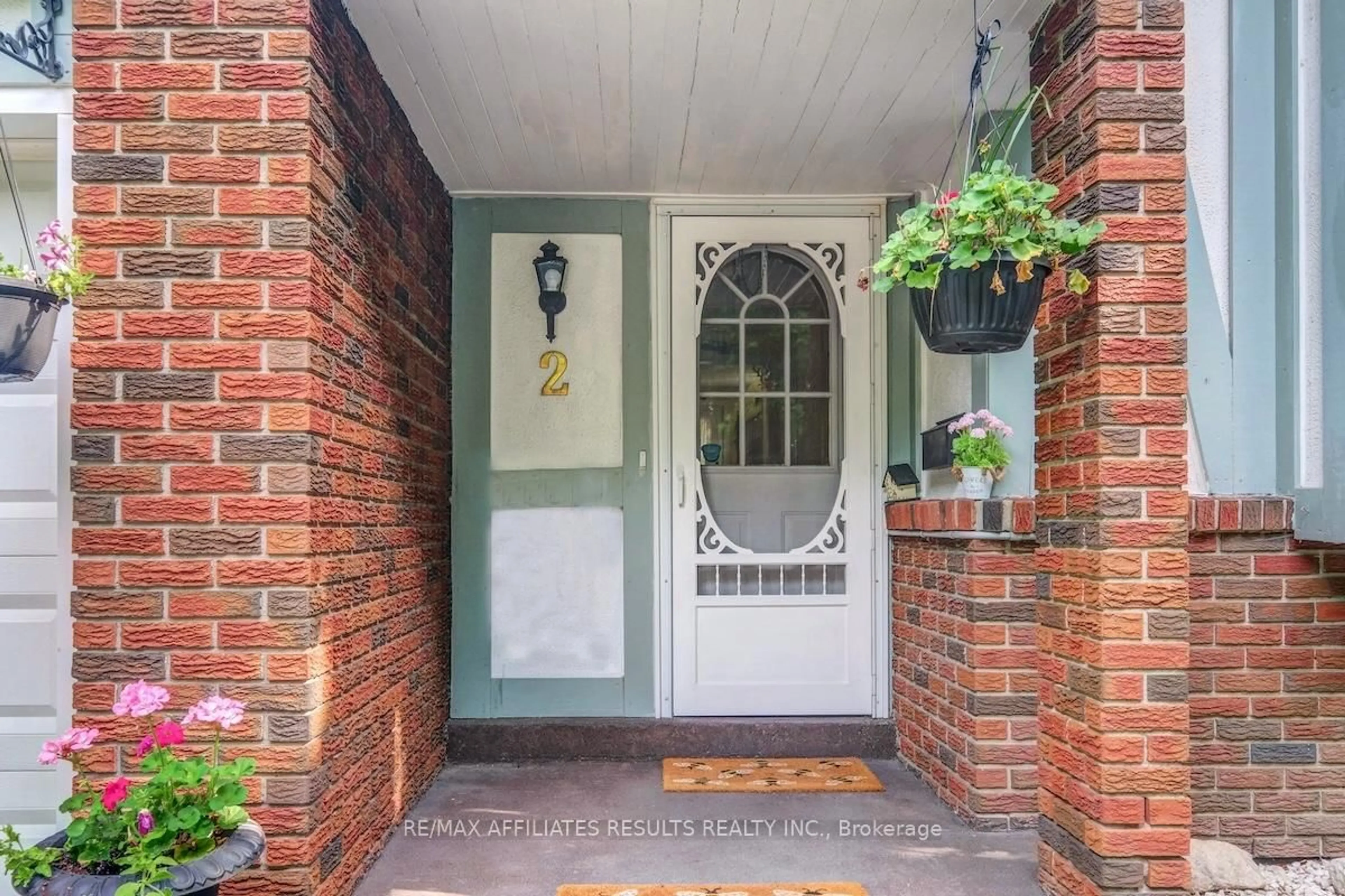 Indoor entryway for 2 Wedgewood Cres, Ottawa Ontario K1B 4B4