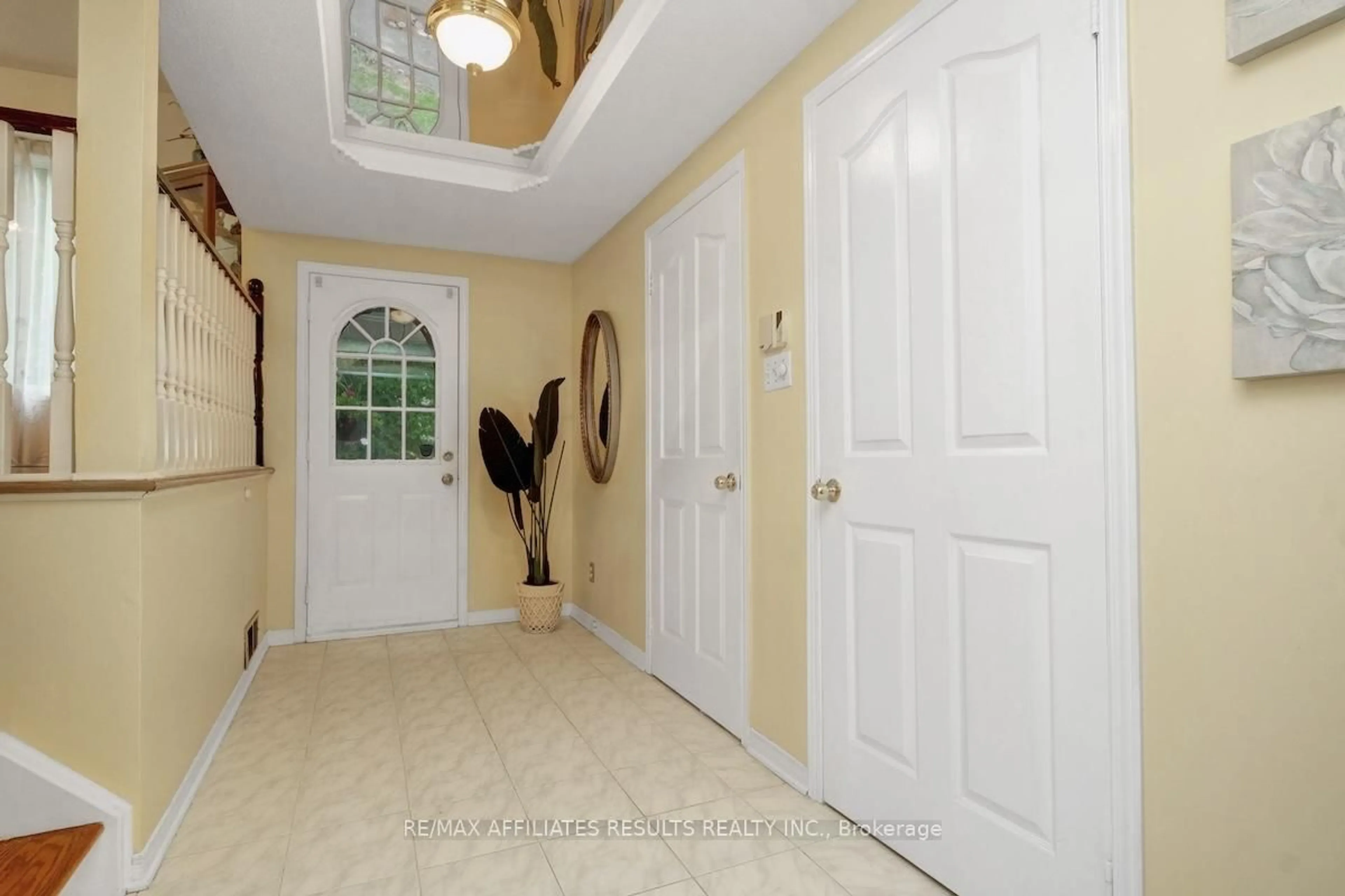 Indoor foyer for 2 Wedgewood Cres, Ottawa Ontario K1B 4B4