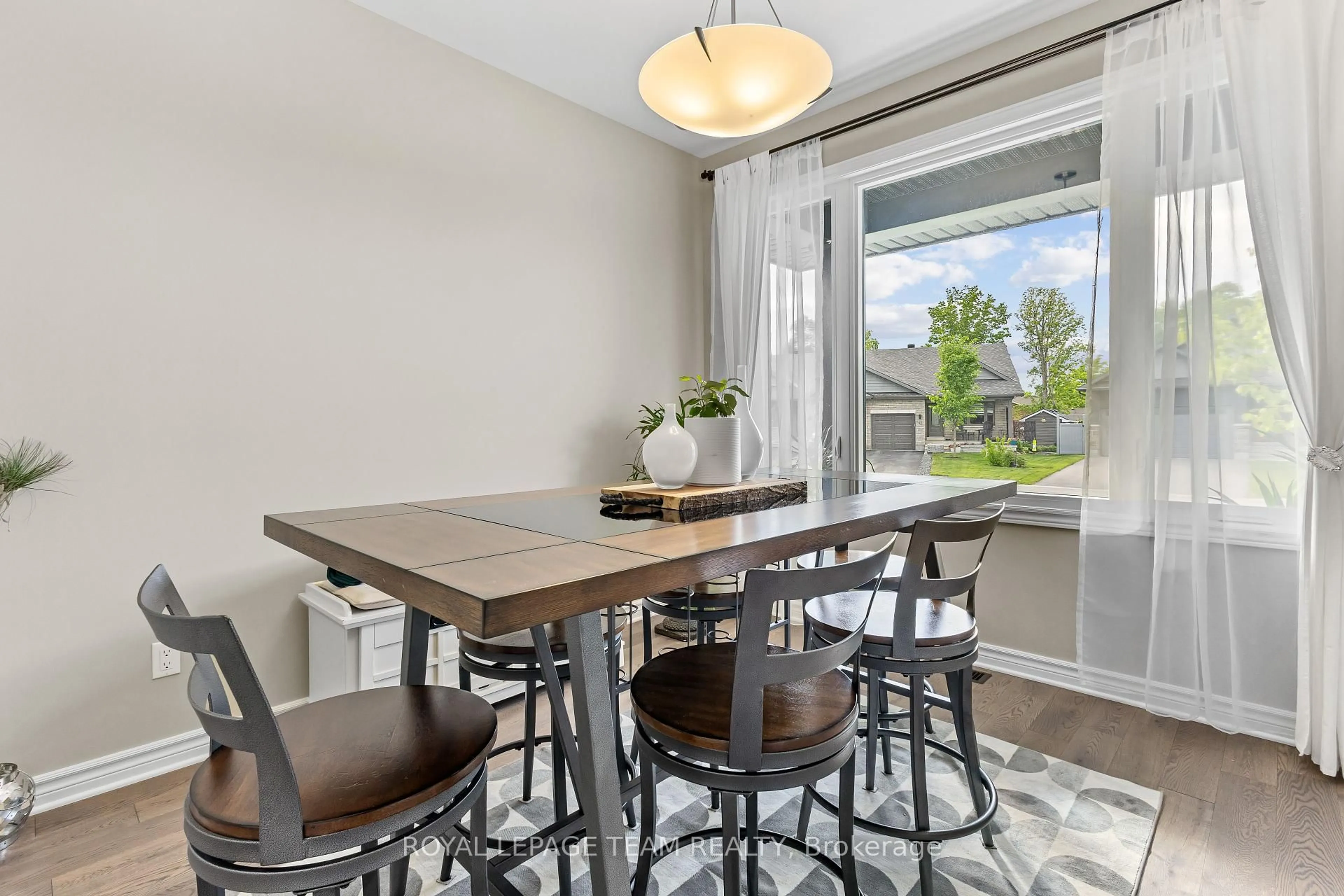 Dining room, wood/laminate floor for 20 Seabert Dr, Arnprior Ontario K7S 0H9