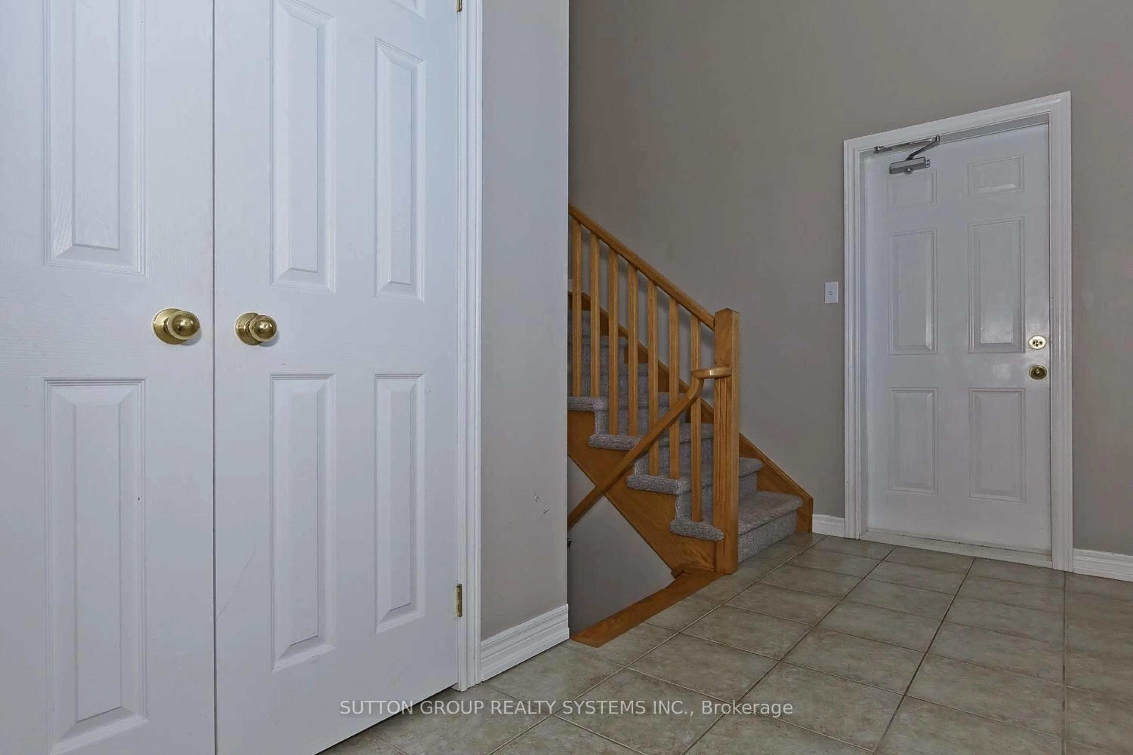 Indoor entryway for 200 Regatta Dr, Welland Ontario L3B 6E8