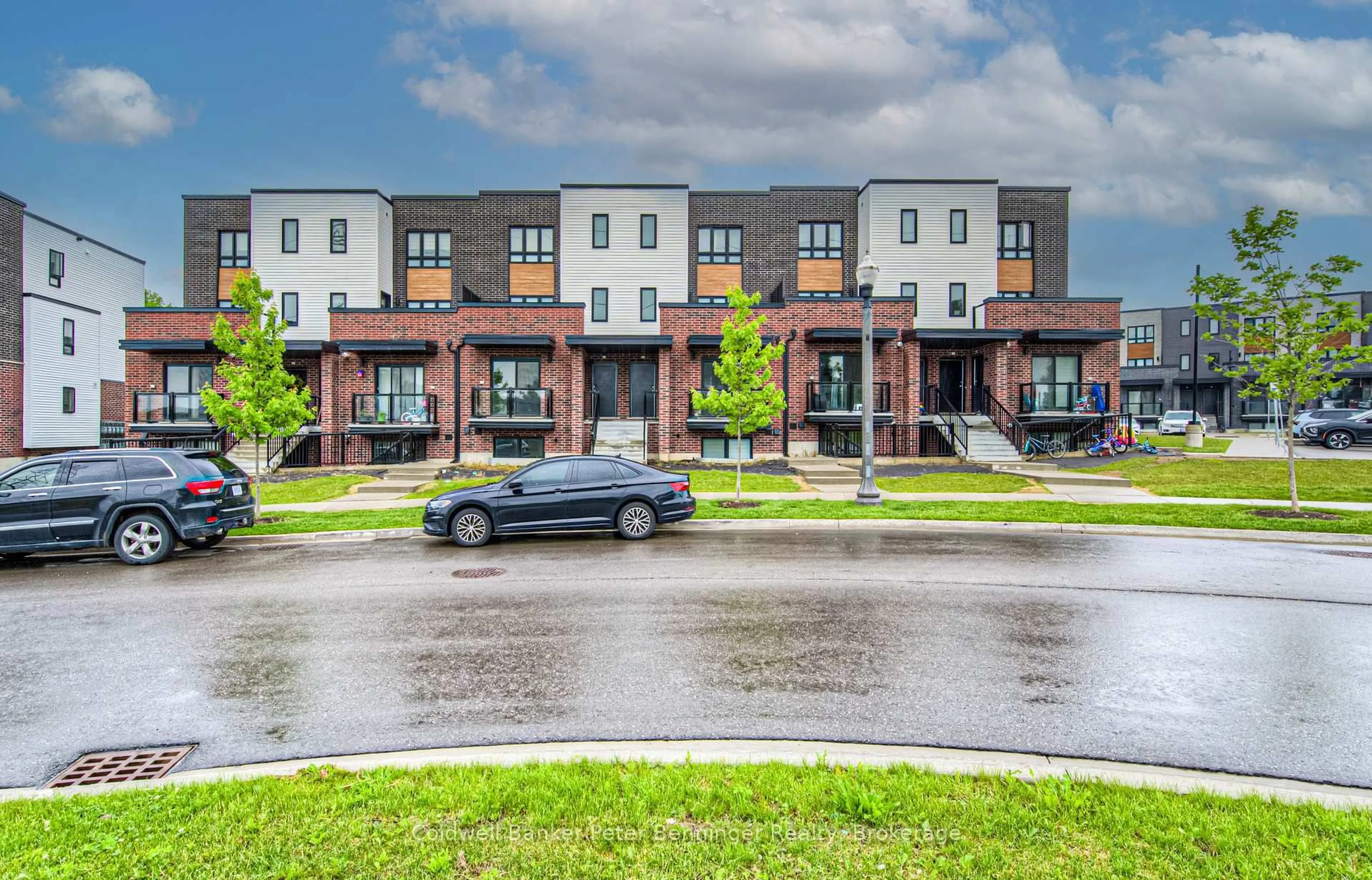 A pic from outside/outdoor area/front of a property/back of a property/a pic from drone, street for 253 Chapel Hill Dr #41, Kitchener Ontario N2R 0S4