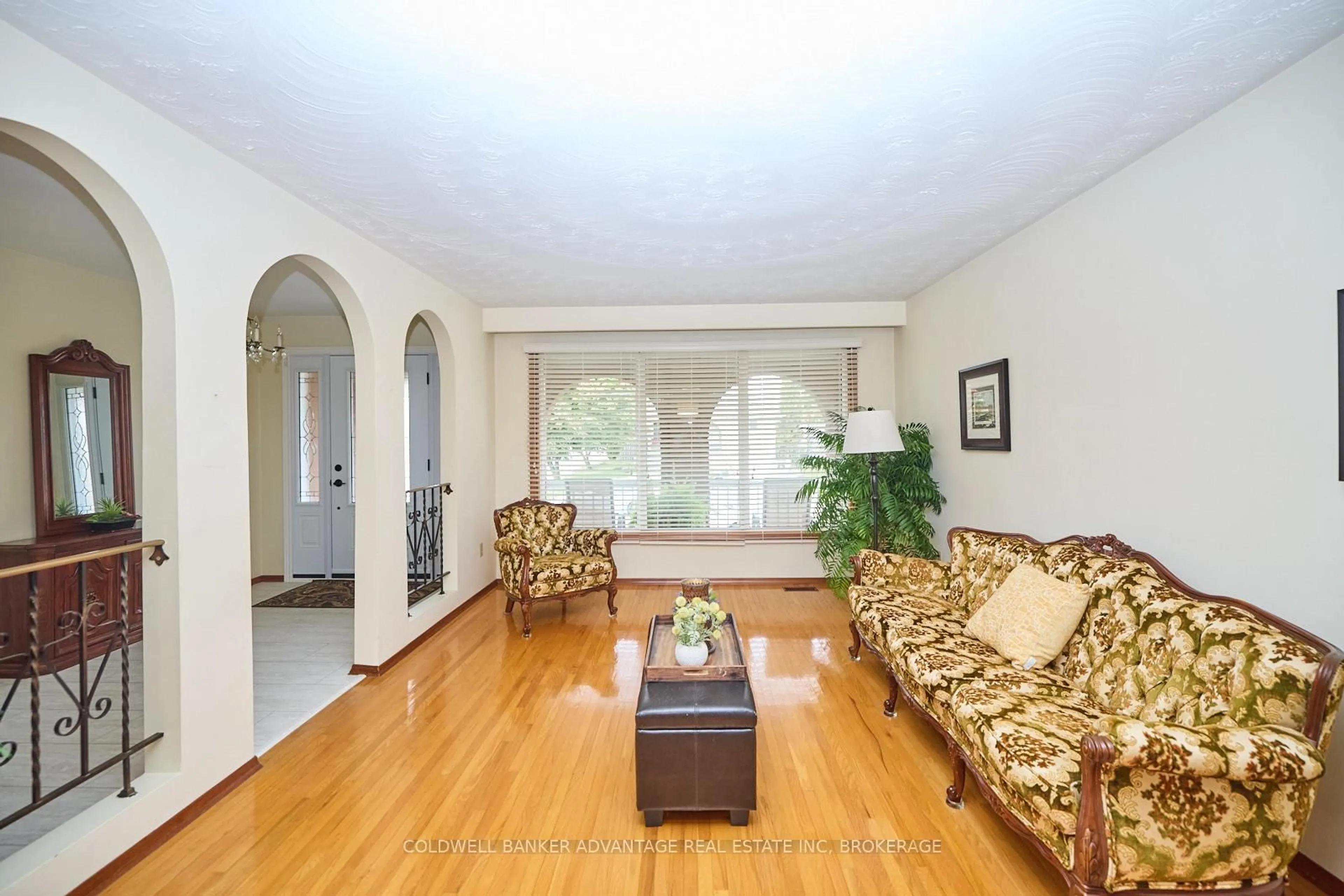 Living room with furniture, unknown for 27 QUINN Ave, Hamilton Ontario L8W 1K4
