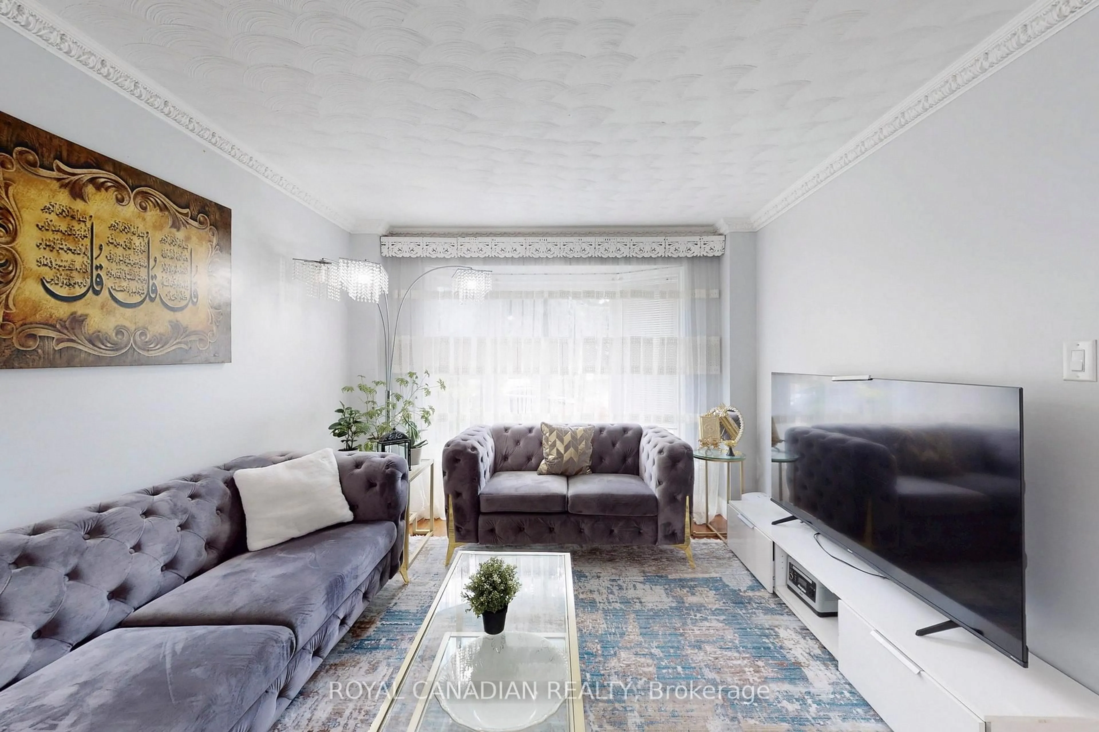 Living room with furniture, unknown for 18 Millpond Pl, Hamilton Ontario L8W 2W7