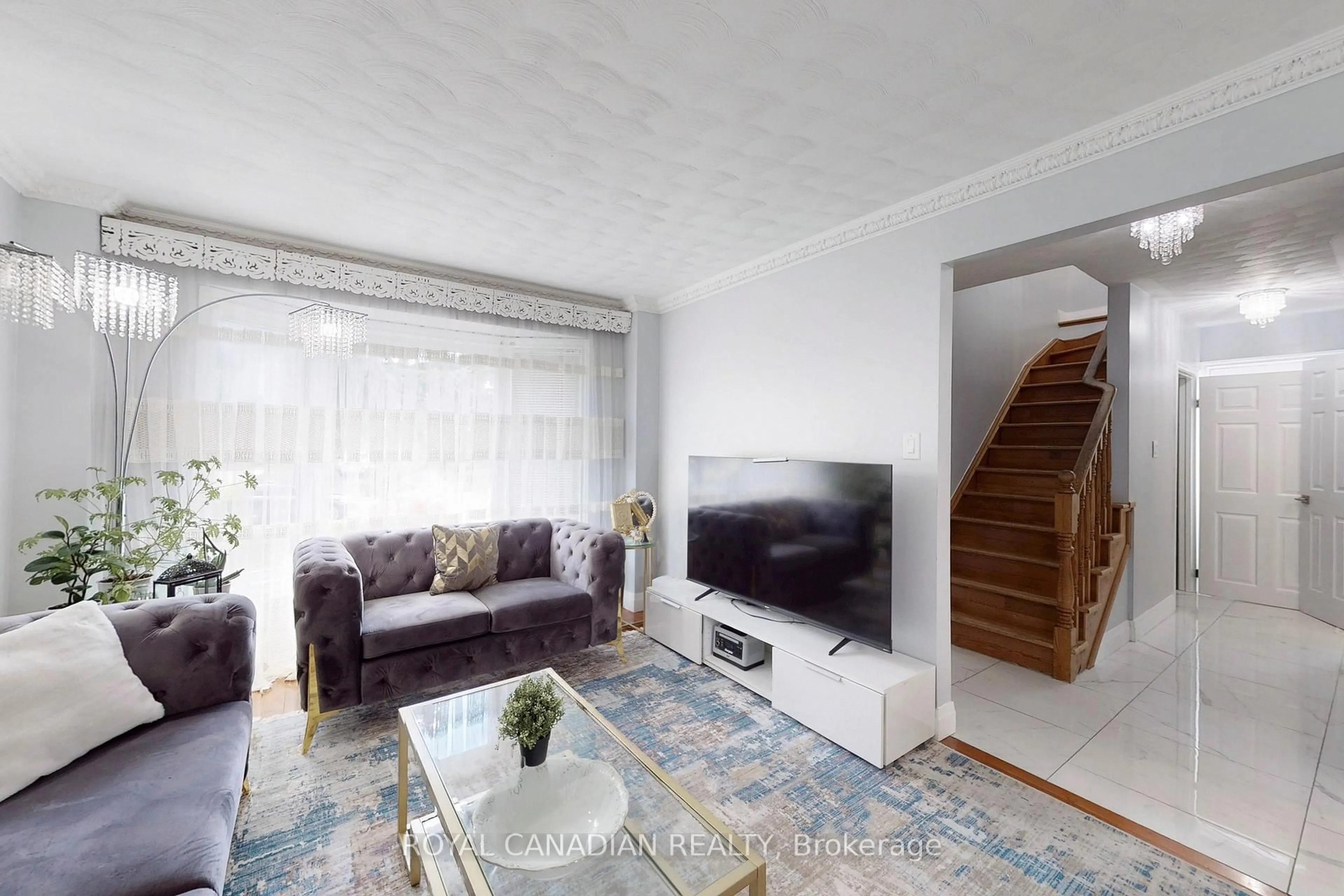 Living room with furniture, unknown for 18 Millpond Pl, Hamilton Ontario L8W 2W7