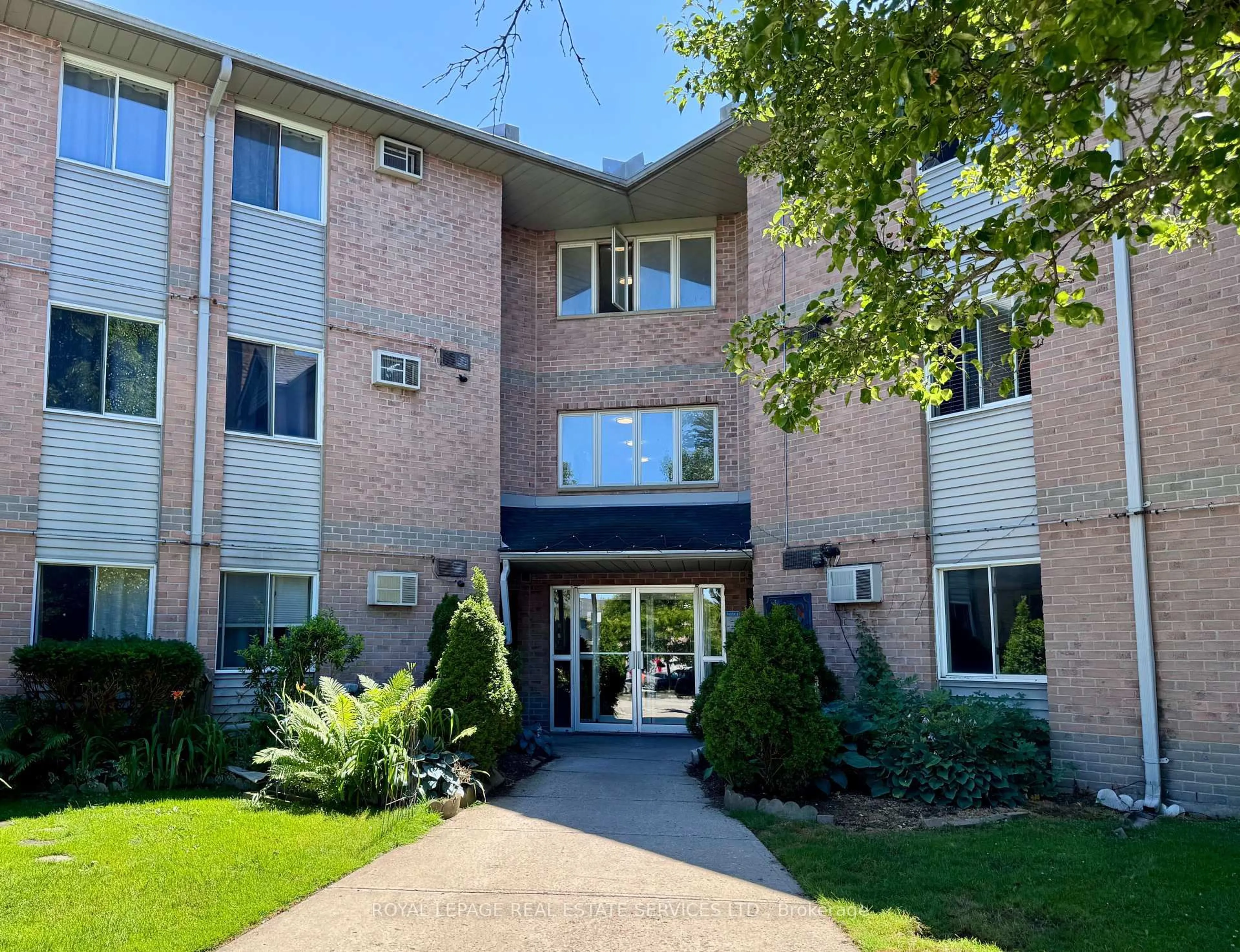 Indoor foyer for 2230 Trafalgar Rd #121, London East Ontario N5V 4J9