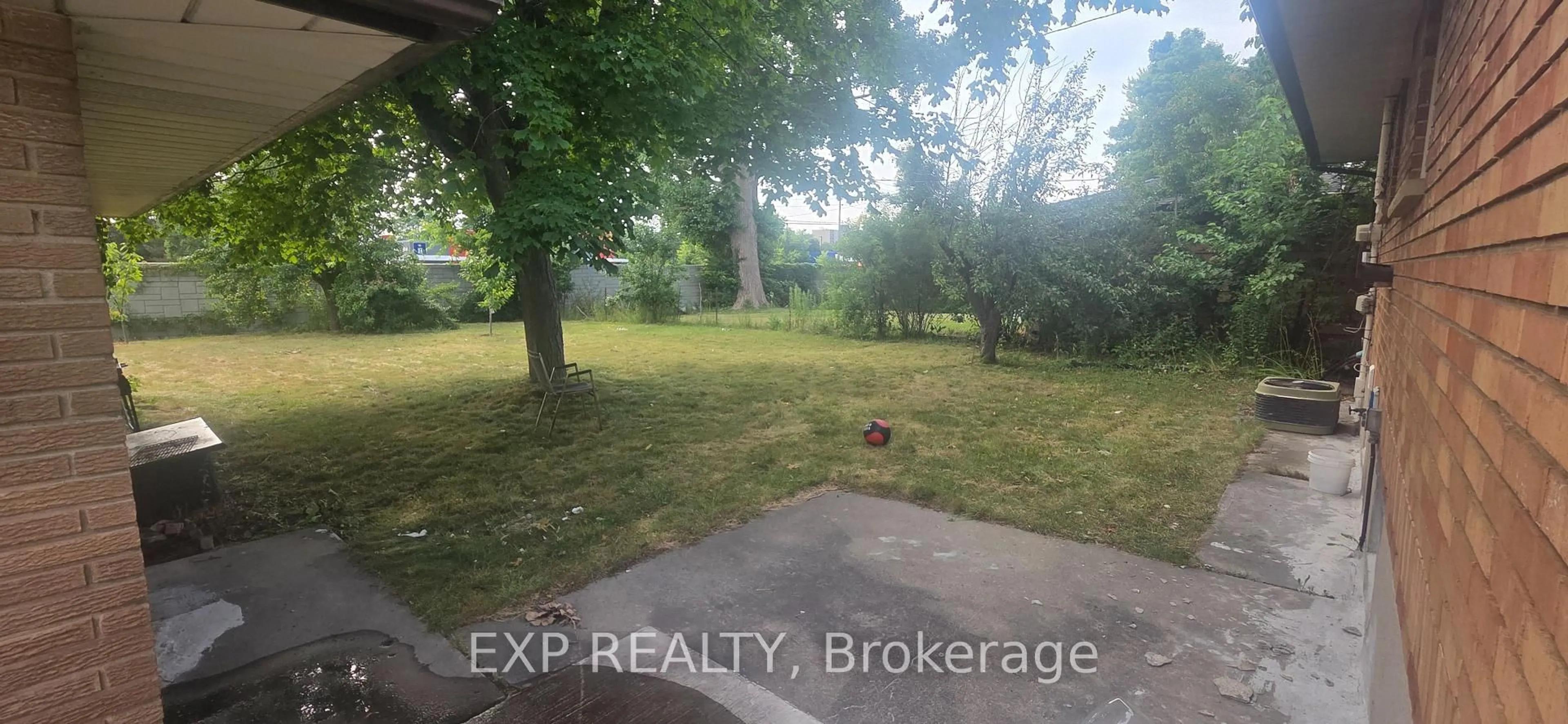Blurry image for 21 Irving Pl, London East Ontario N5V 2H6