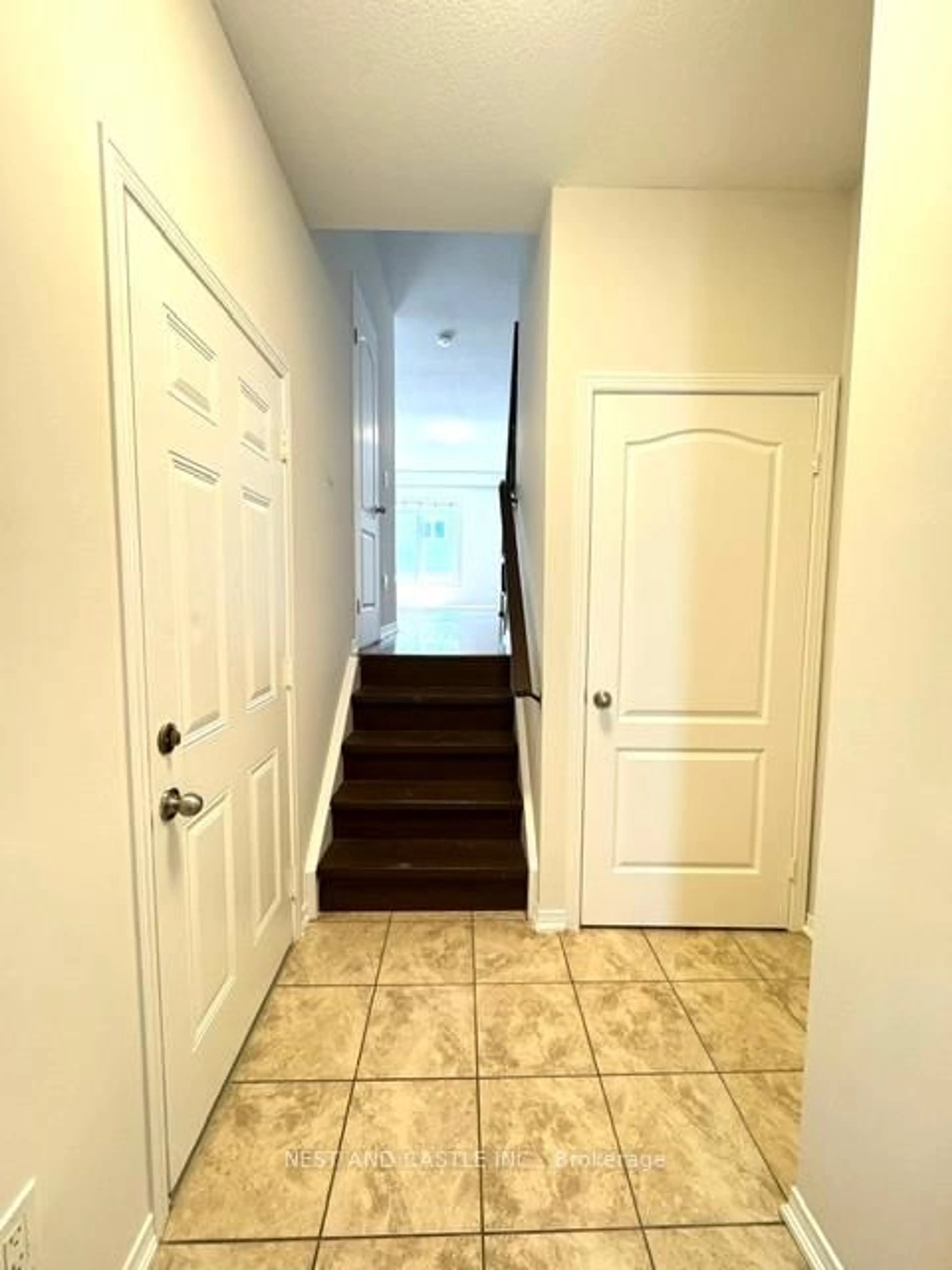 Indoor entryway for 170 Palacebeach Tr #26, Hamilton Ontario L8E 0H2