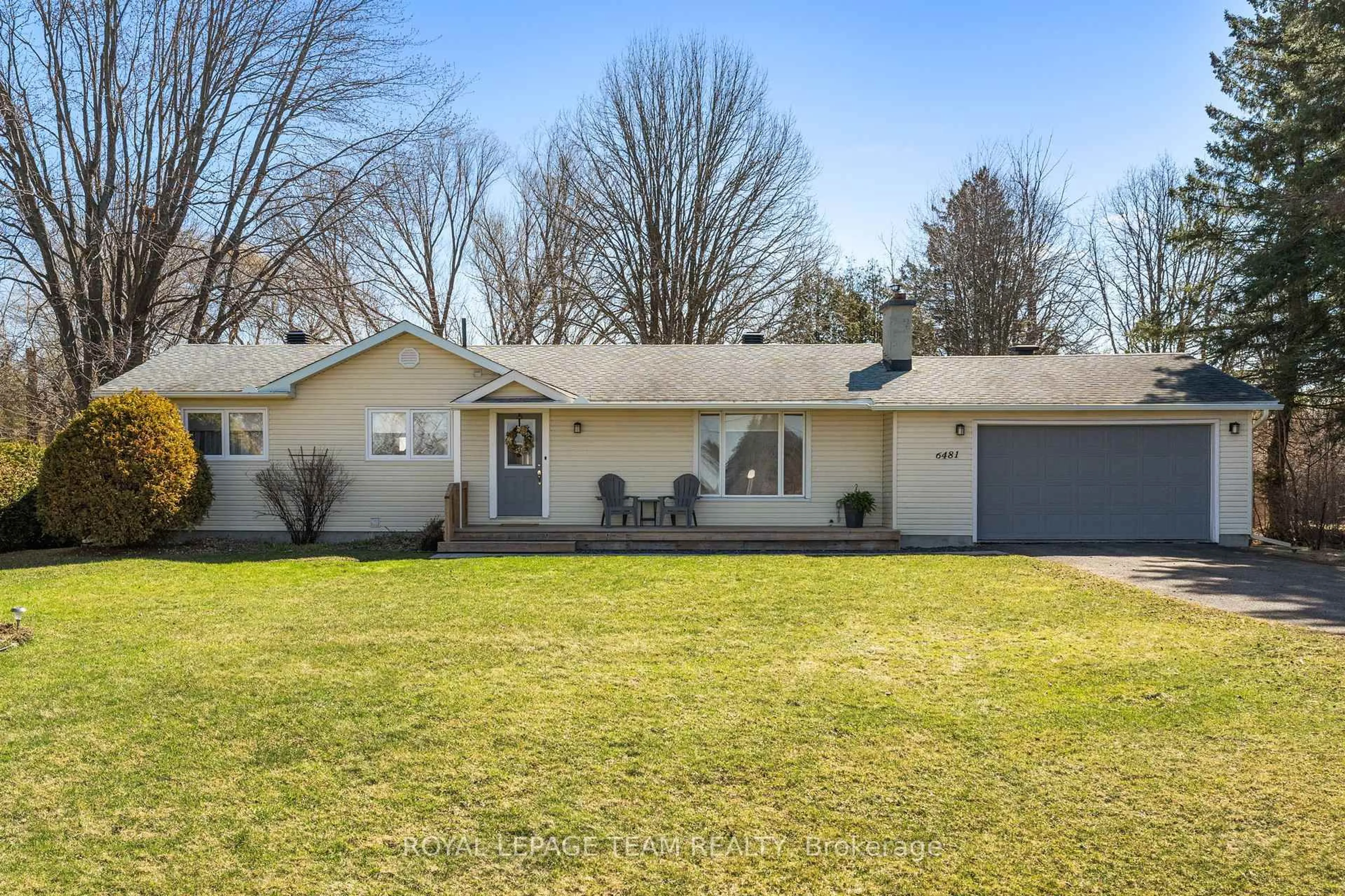 Home with vinyl exterior material, street for 6481 Rideau Valley Dr, Manotick Ontario K4M 1B3
