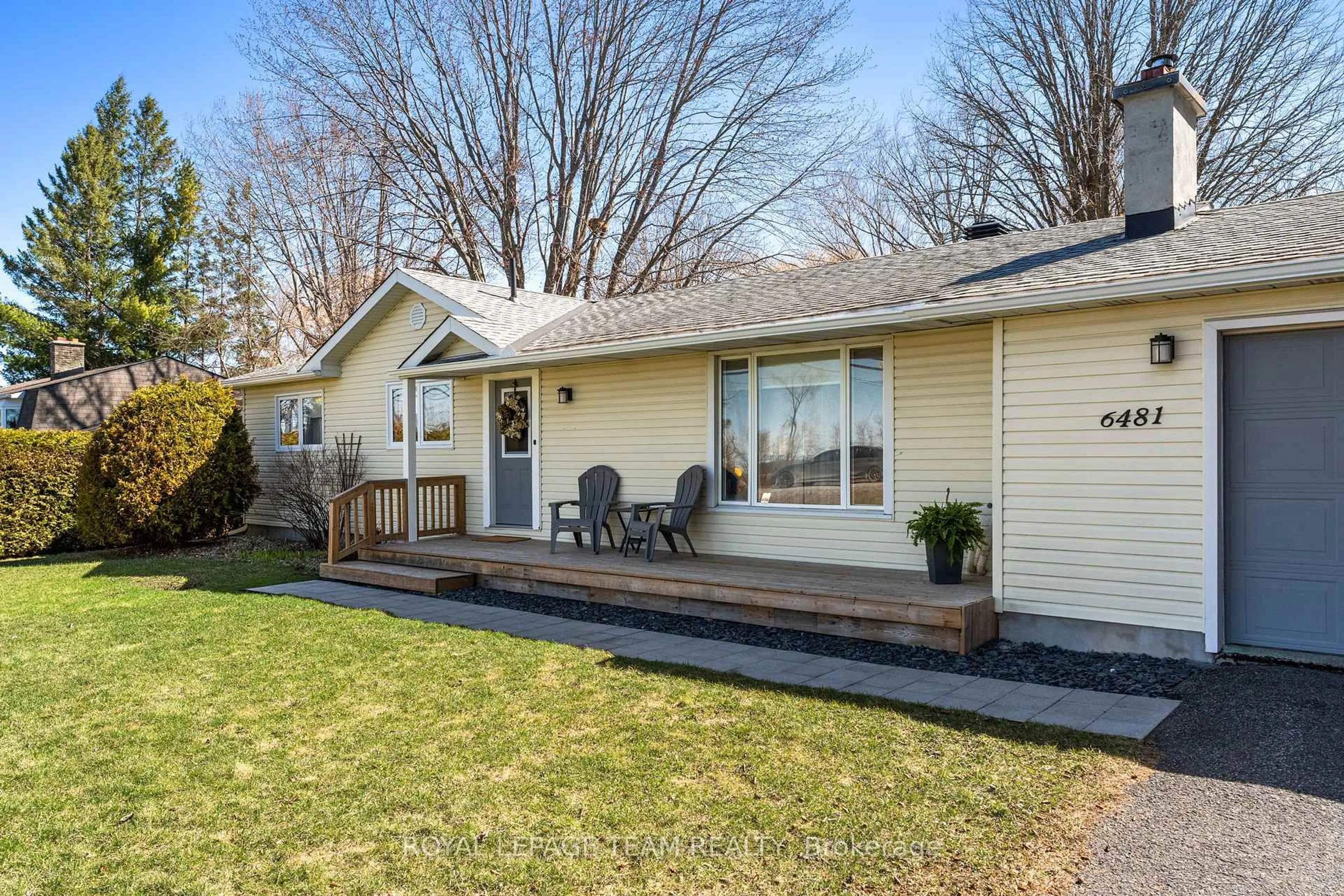 Home with vinyl exterior material, street for 6481 Rideau Valley Dr, Manotick Ontario K4M 1B3