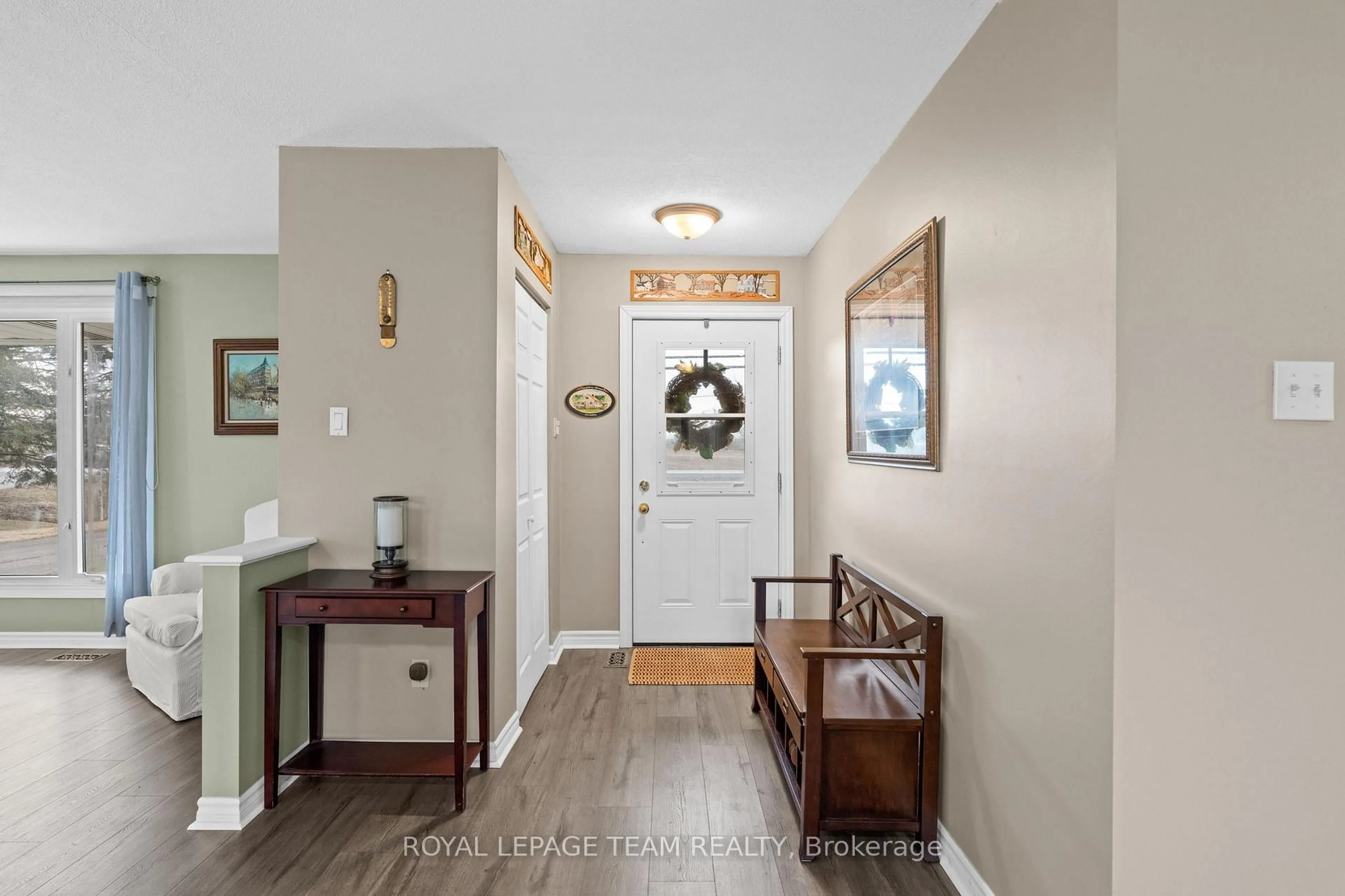 Indoor entryway for 6481 Rideau Valley Dr, Manotick Ontario K4M 1B3