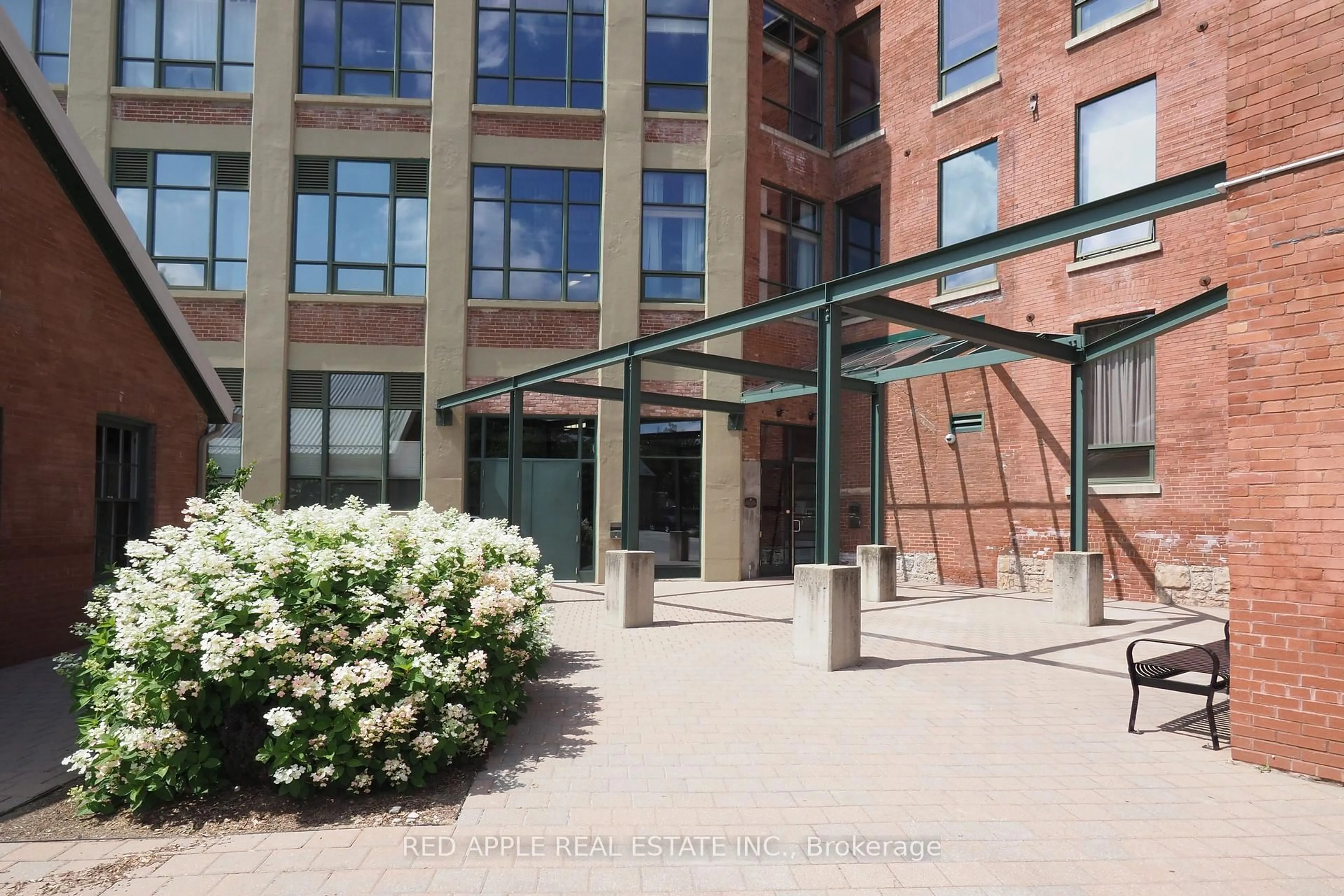 Patio, building for 26 ONTARIO St #121, Guelph Ontario N1E 7K1