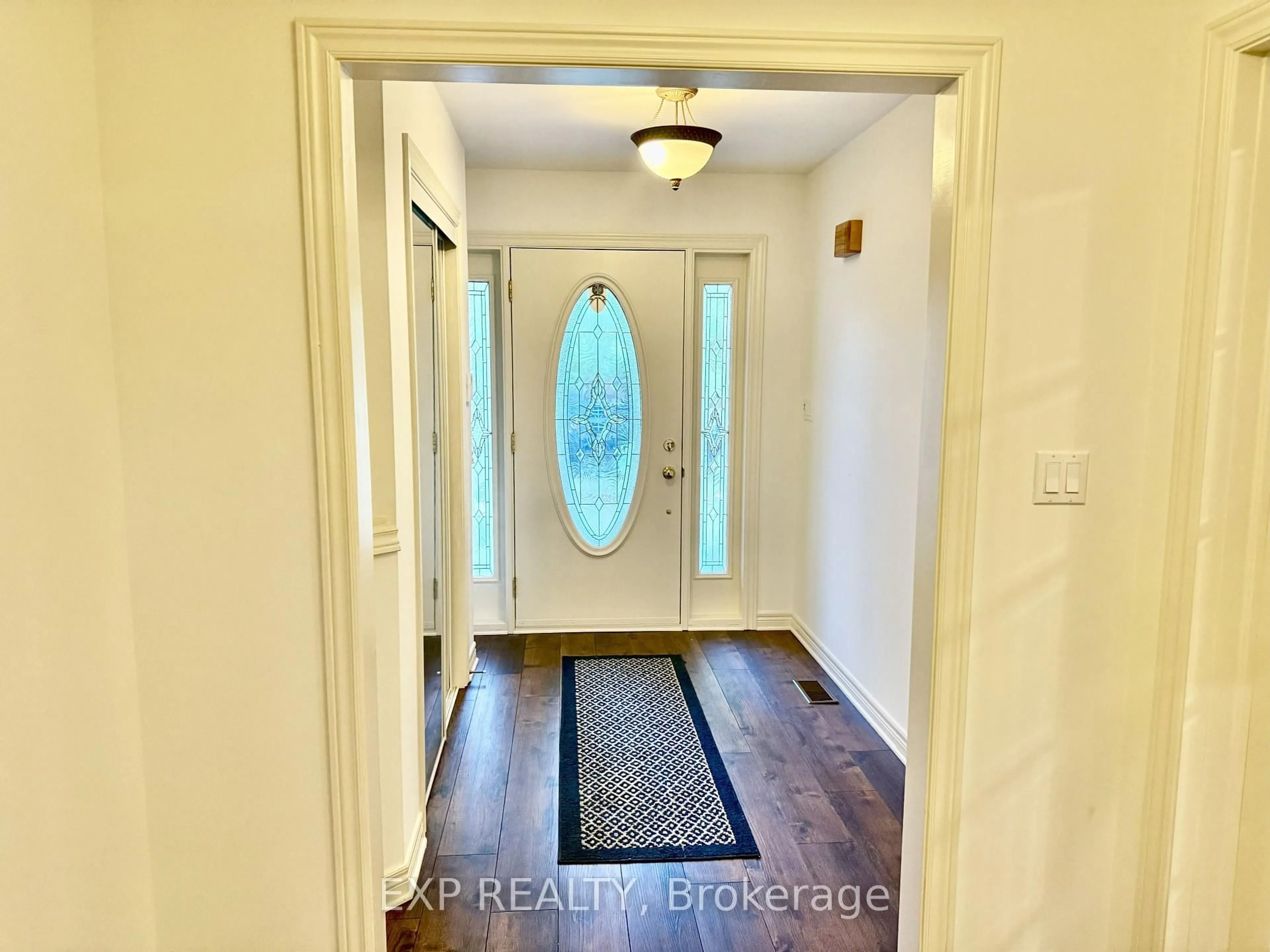 Indoor entryway for 28 Loretta Dr, Niagara-on-the-Lake Ontario L0S 1T0