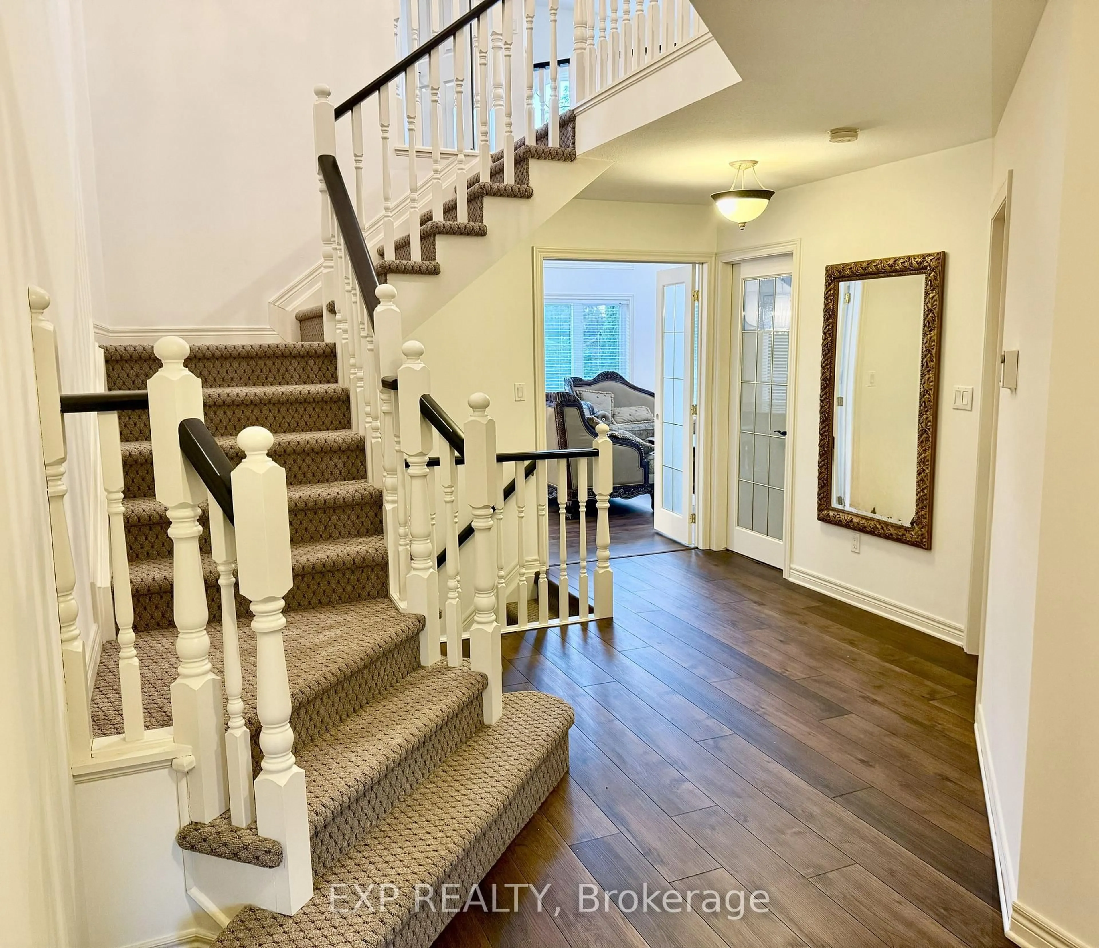 Indoor entryway for 28 Loretta Dr, Niagara-on-the-Lake Ontario L0S 1T0