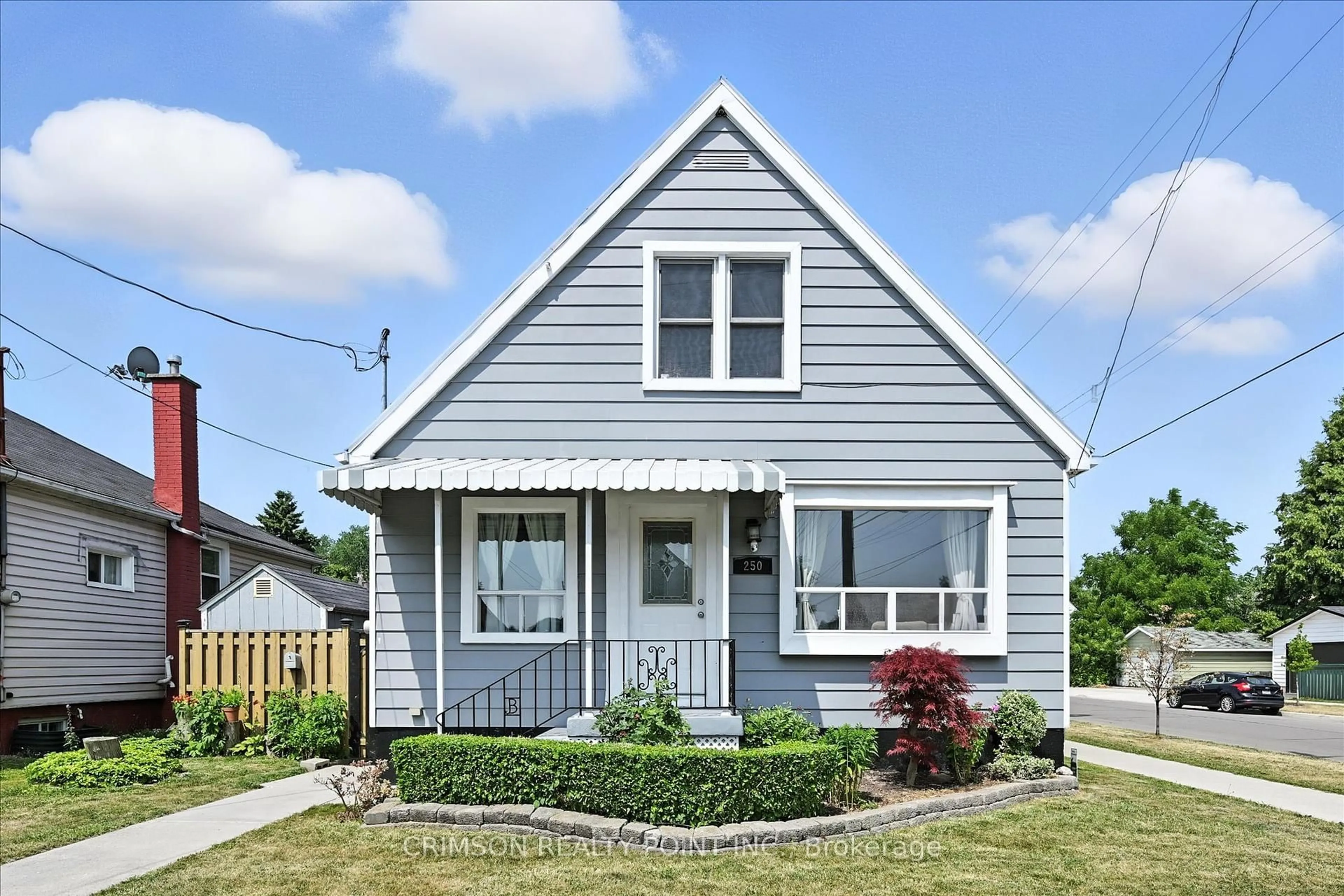 Home with vinyl exterior material, street for 250 East 28th St, Hamilton Ontario L8V 3J3