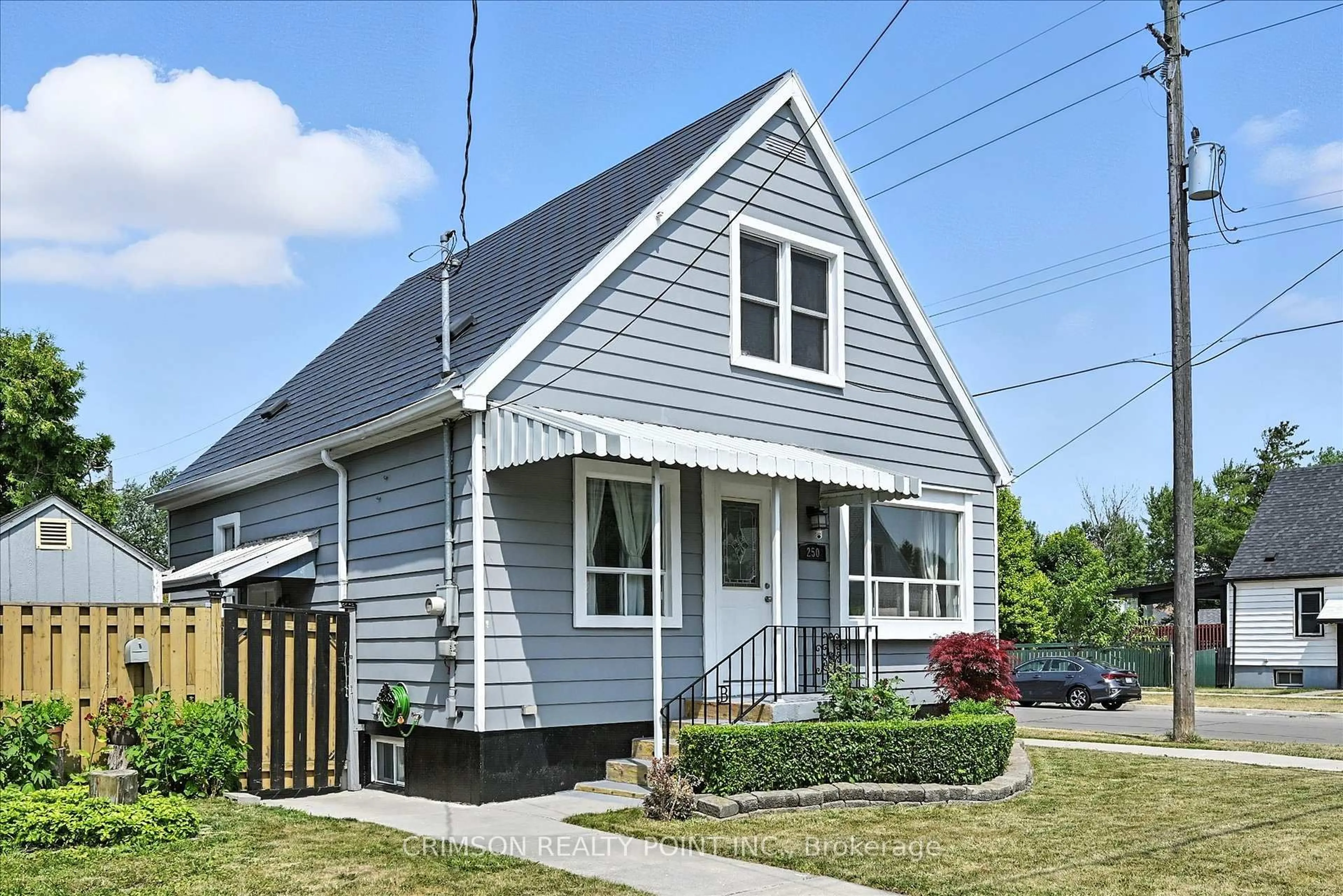 Home with vinyl exterior material, street for 250 East 28th St, Hamilton Ontario L8V 3J3