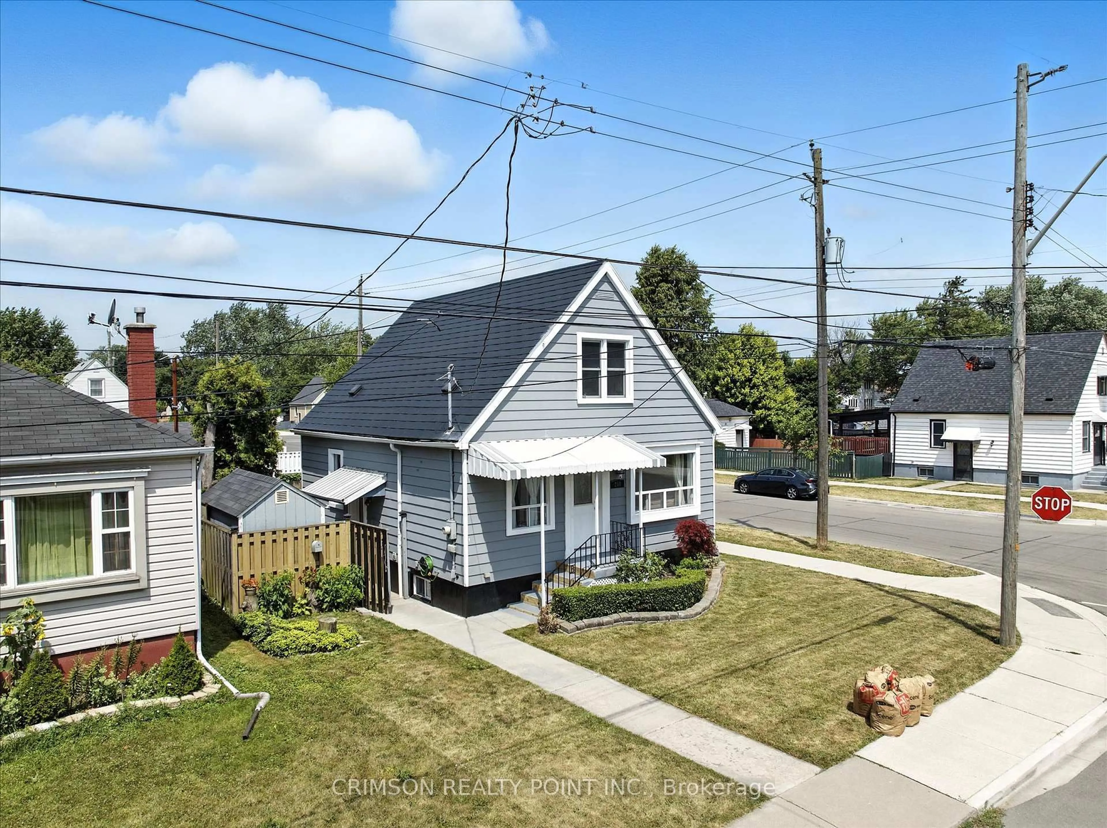 A pic from outside/outdoor area/front of a property/back of a property/a pic from drone, street for 250 East 28th St, Hamilton Ontario L8V 3J3