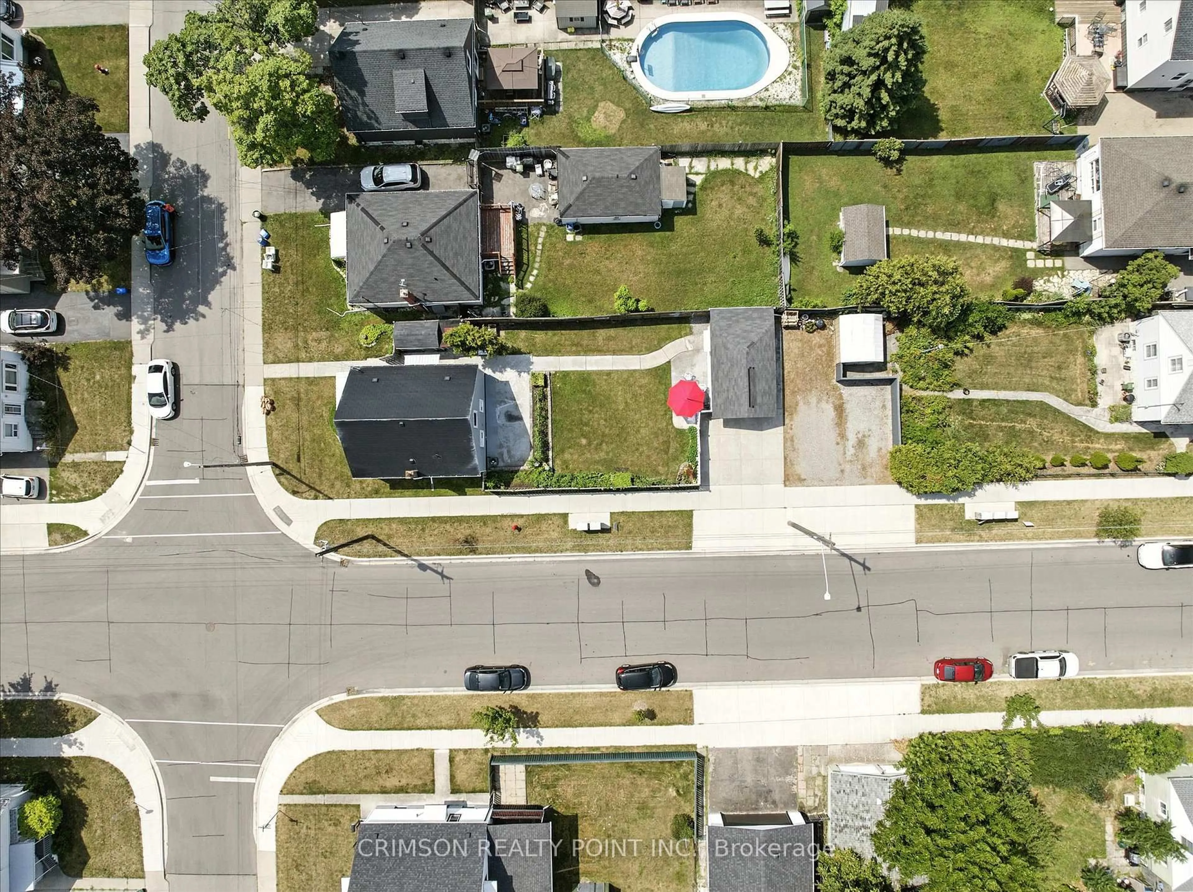 A pic from outside/outdoor area/front of a property/back of a property/a pic from drone, street for 250 East 28th St, Hamilton Ontario L8V 3J3