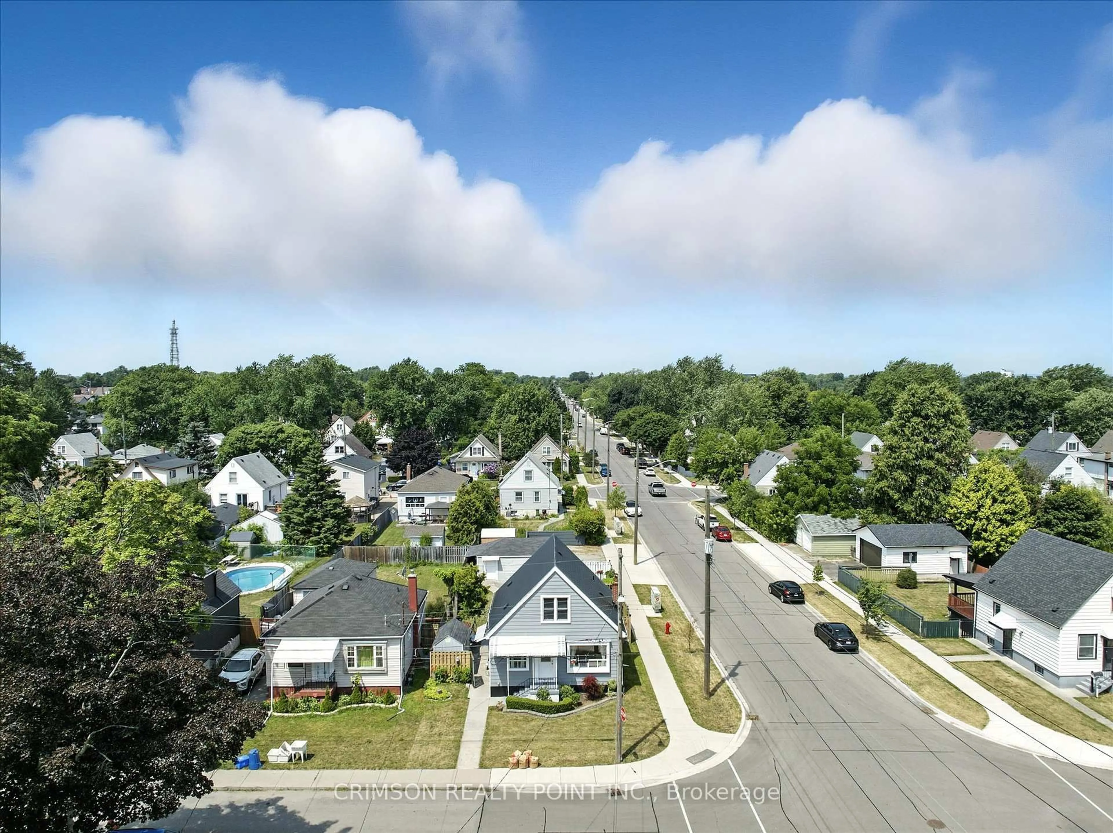 A pic from outside/outdoor area/front of a property/back of a property/a pic from drone, unknown for 250 East 28th St, Hamilton Ontario L8V 3J3