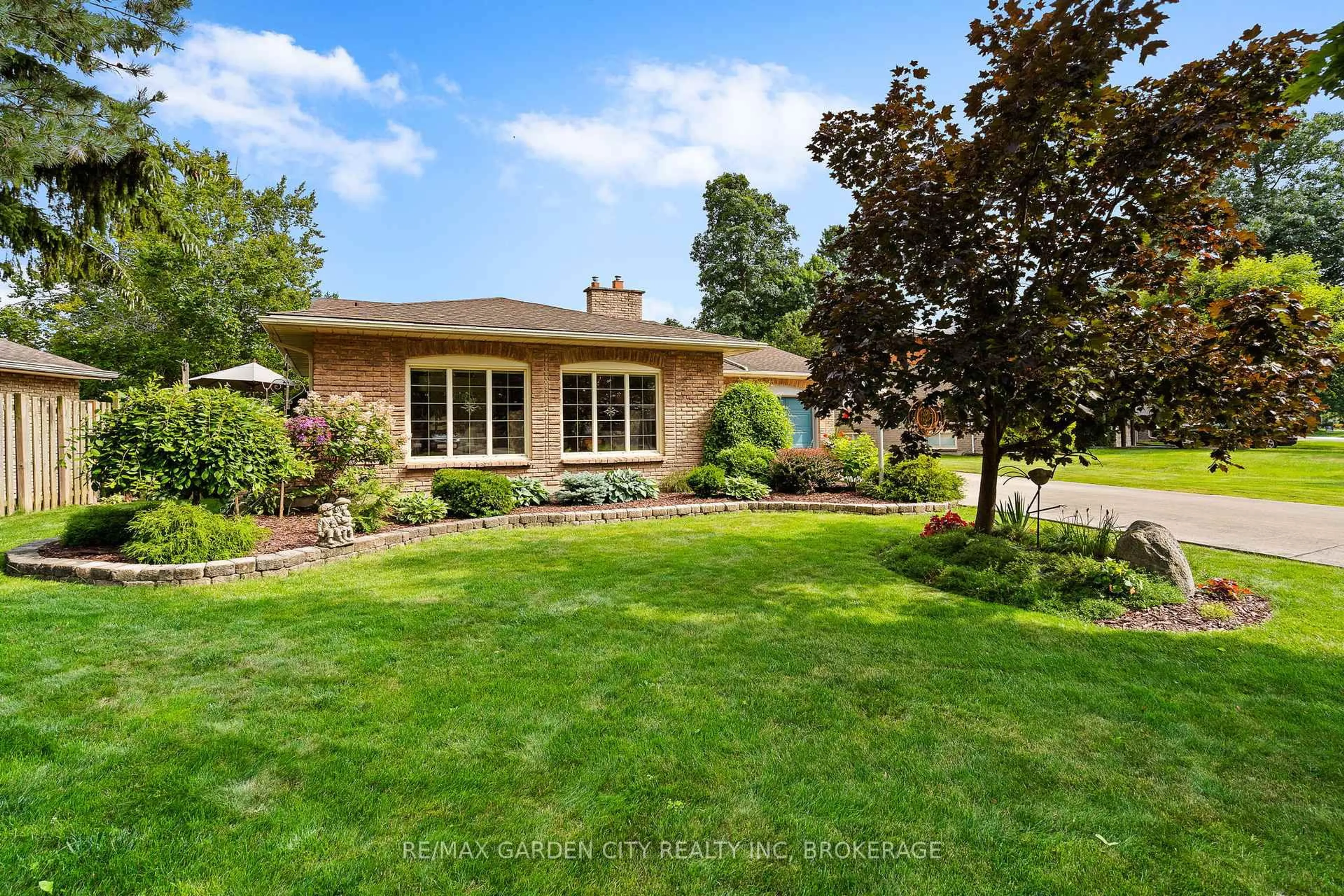 Home with brick exterior material, street for 55 SHERWOOD FOREST Tr, Welland Ontario L3C 5X7