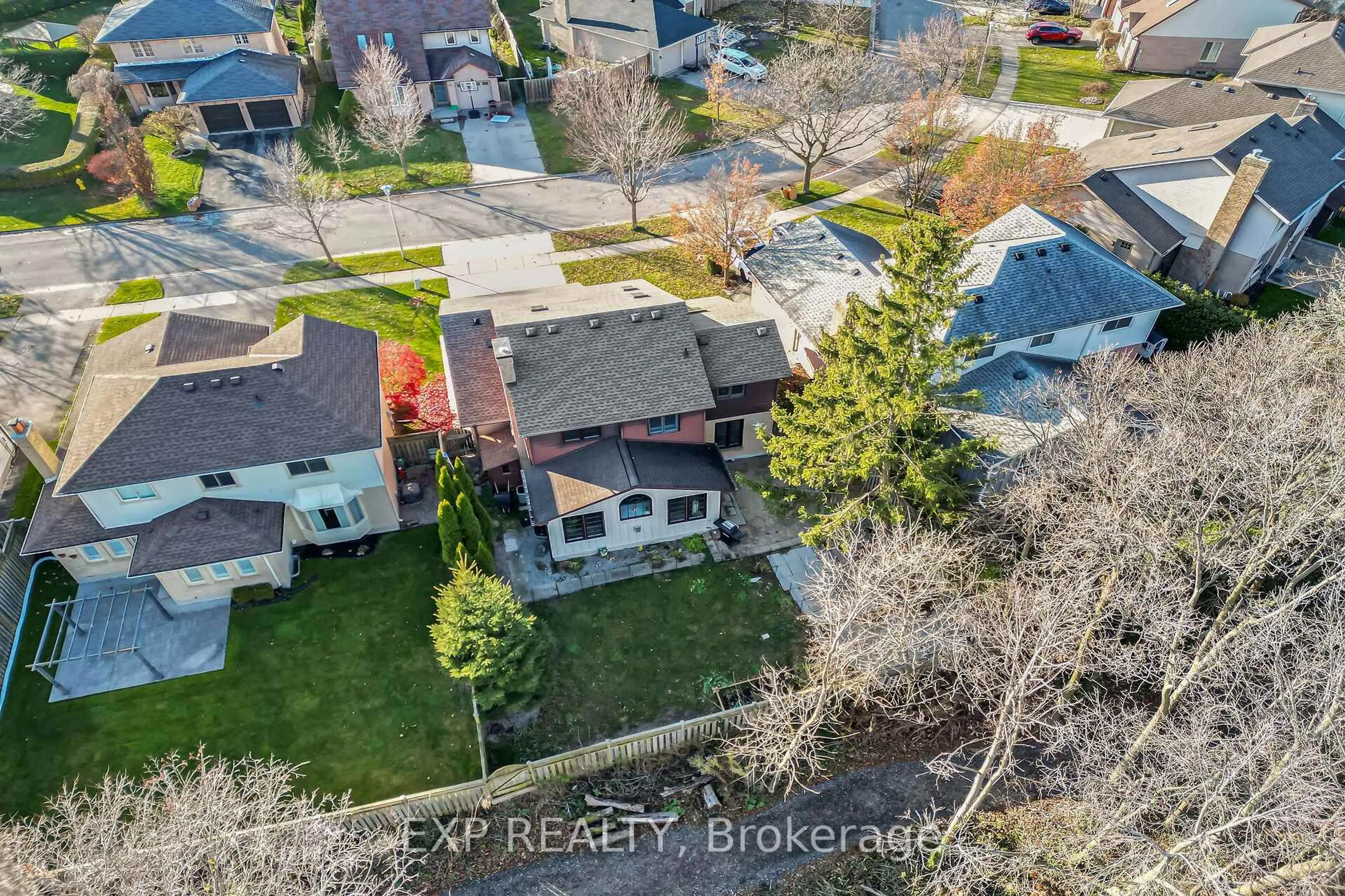 A pic from outside/outdoor area/front of a property/back of a property/a pic from drone, street for 99 Westwinds Dr, London South Ontario N6C 5M6