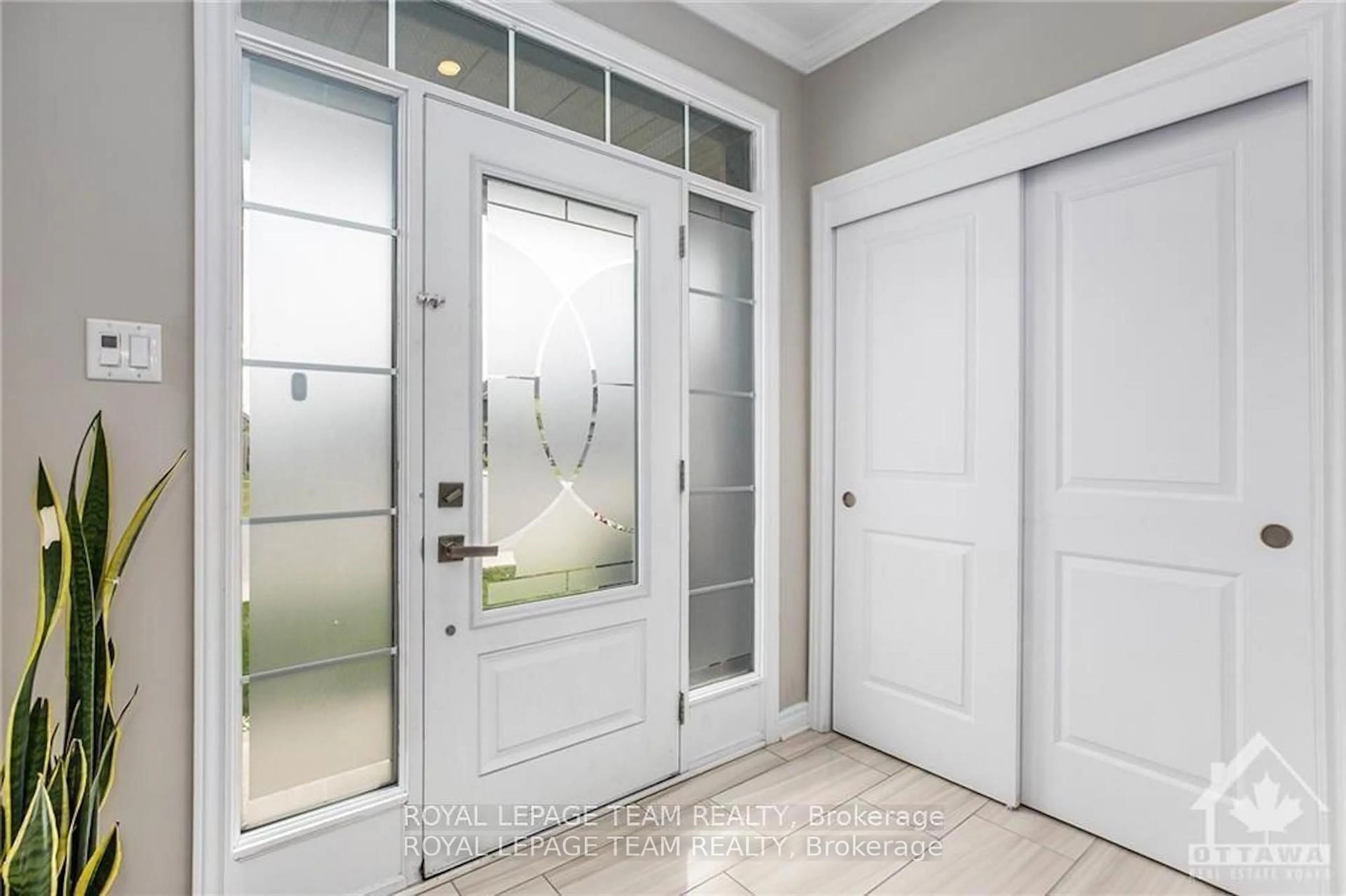 Indoor entryway for 240 SADDLEBACK Cres, Ottawa Ontario K2T 0K8
