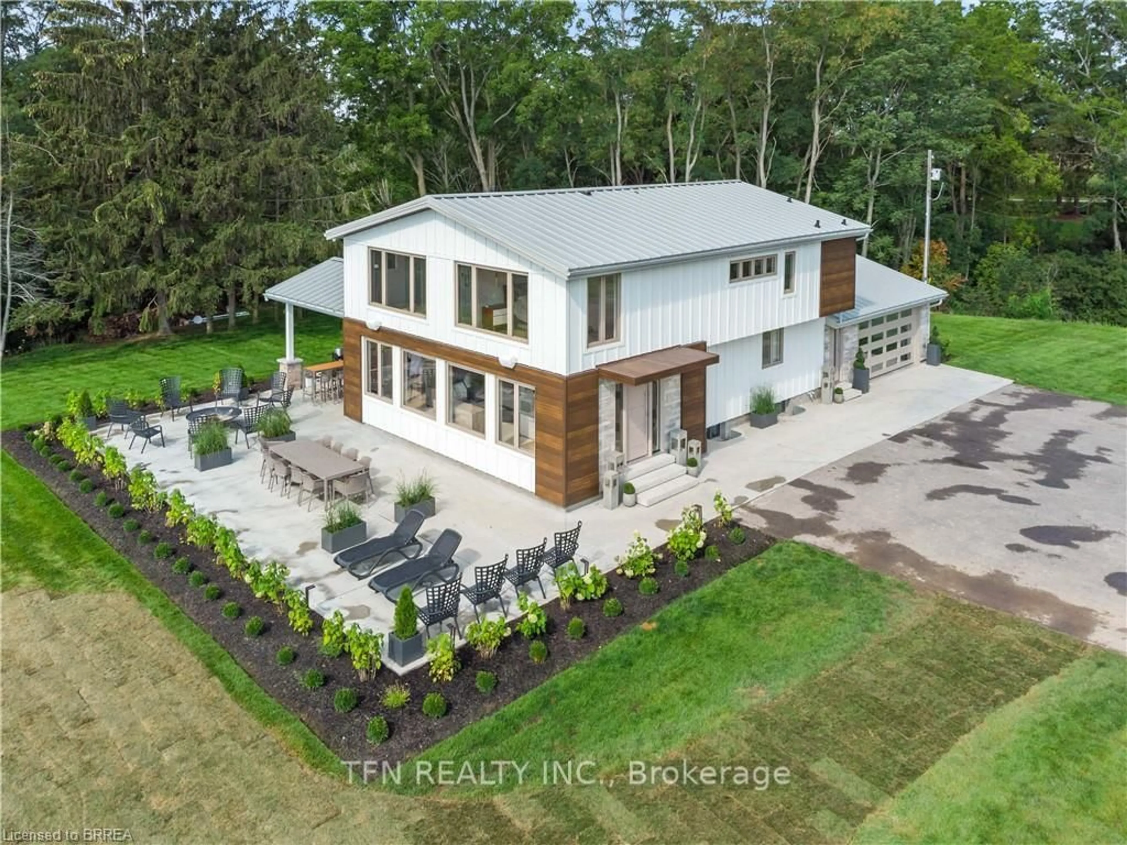 A pic from outside/outdoor area/front of a property/back of a property/a pic from drone, building for 434 Front Rd, Norfolk Ontario N0E 1P0