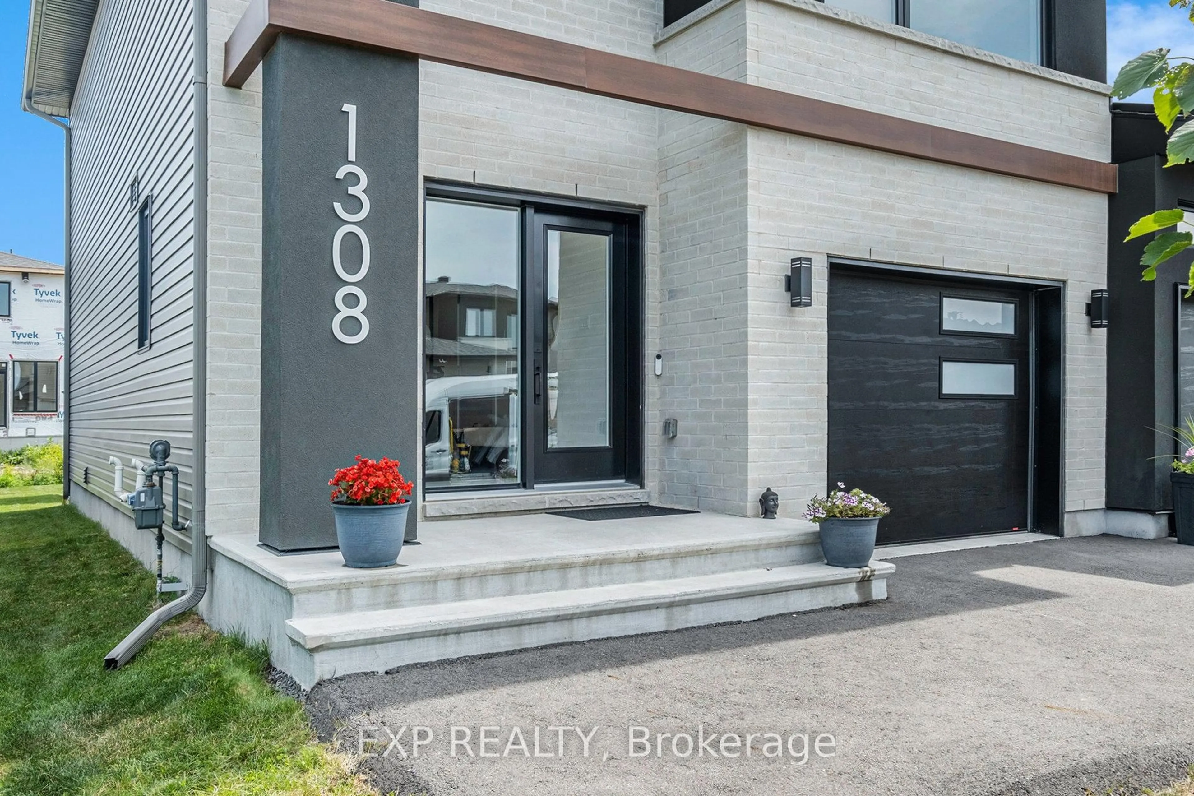 Indoor entryway for 1308 Diamond St, Clarence-Rockland Ontario K4K 0M6