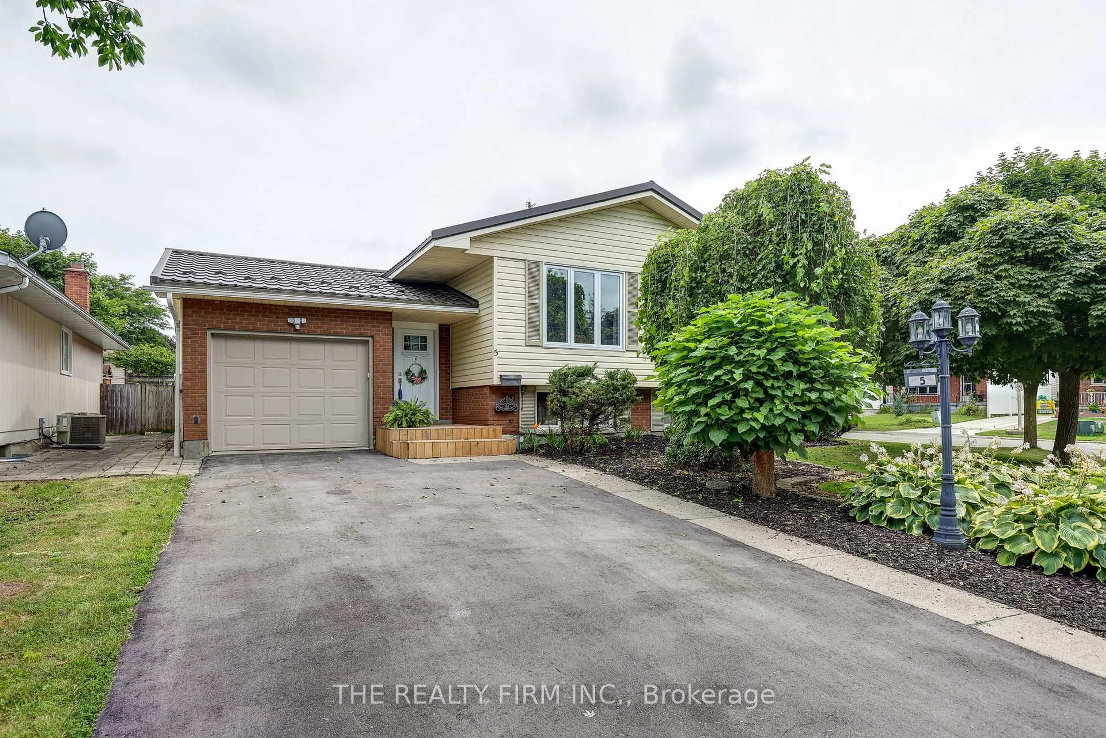 Unknown for 5 Poplar Cres, London South Ontario N6E 2N3