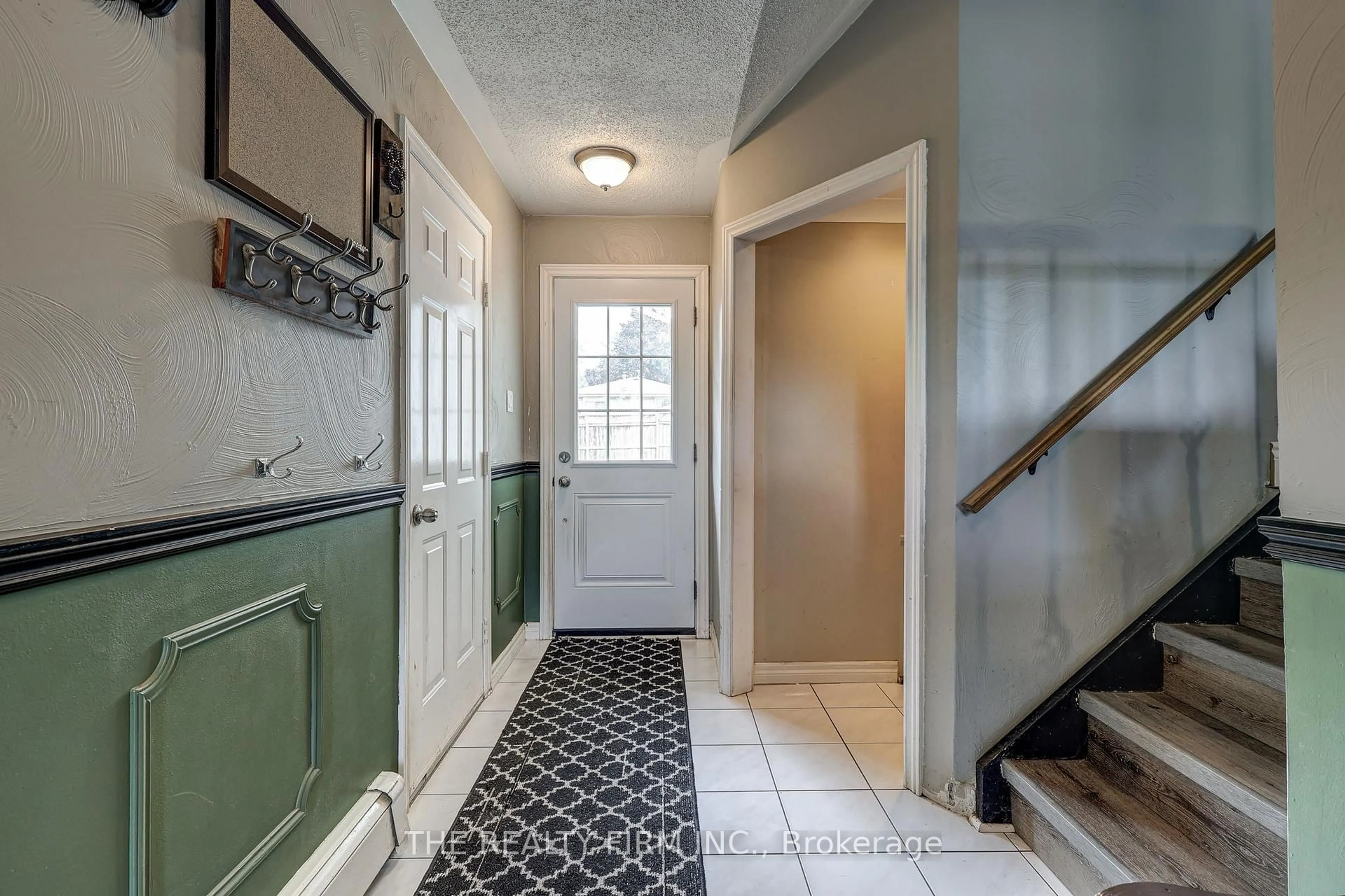 Indoor entryway for 5 Poplar Cres, London South Ontario N6E 2N3