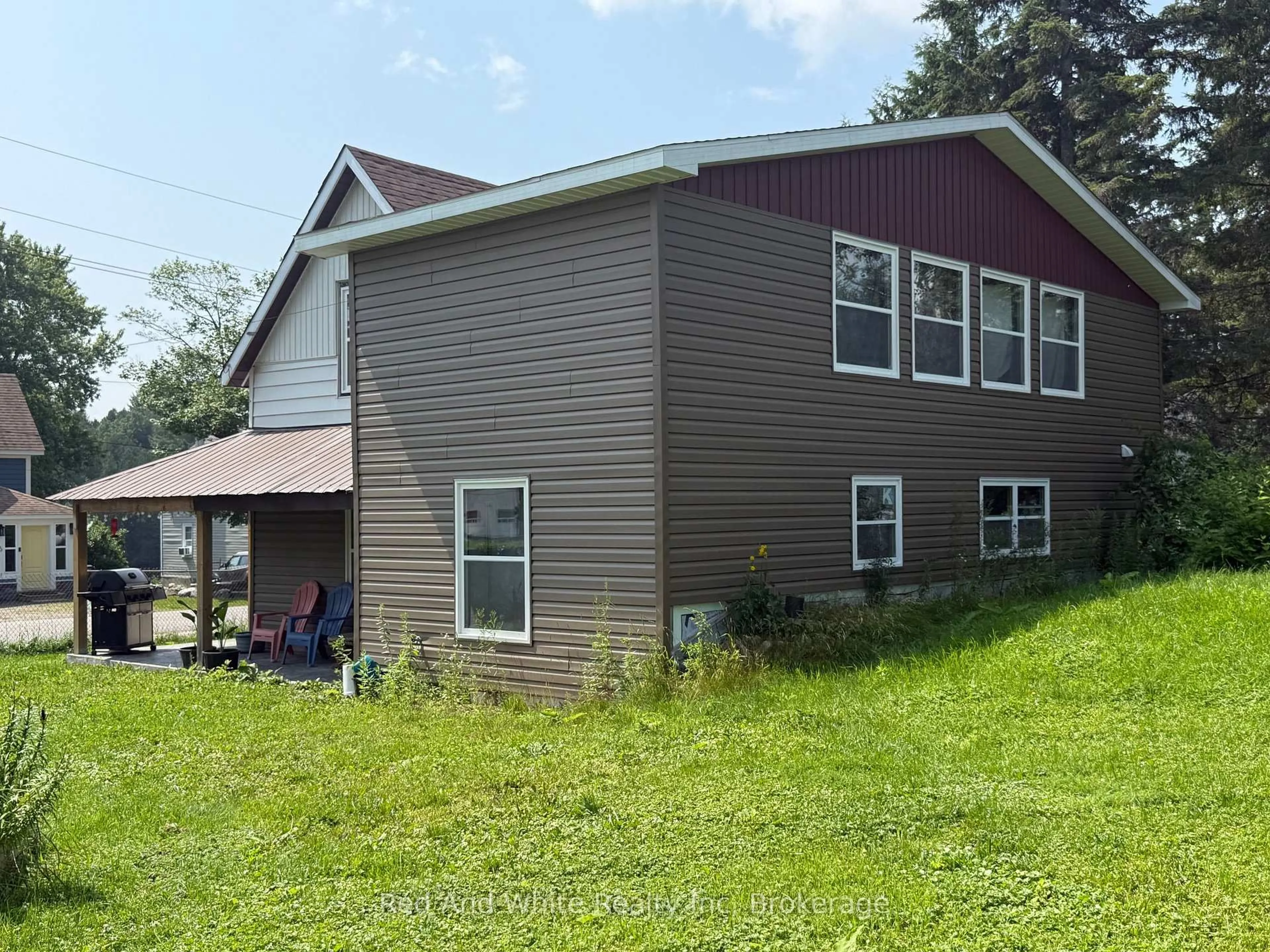 Home with vinyl exterior material, building for 5 BAY St, Magnetawan Ontario P0A 1P0