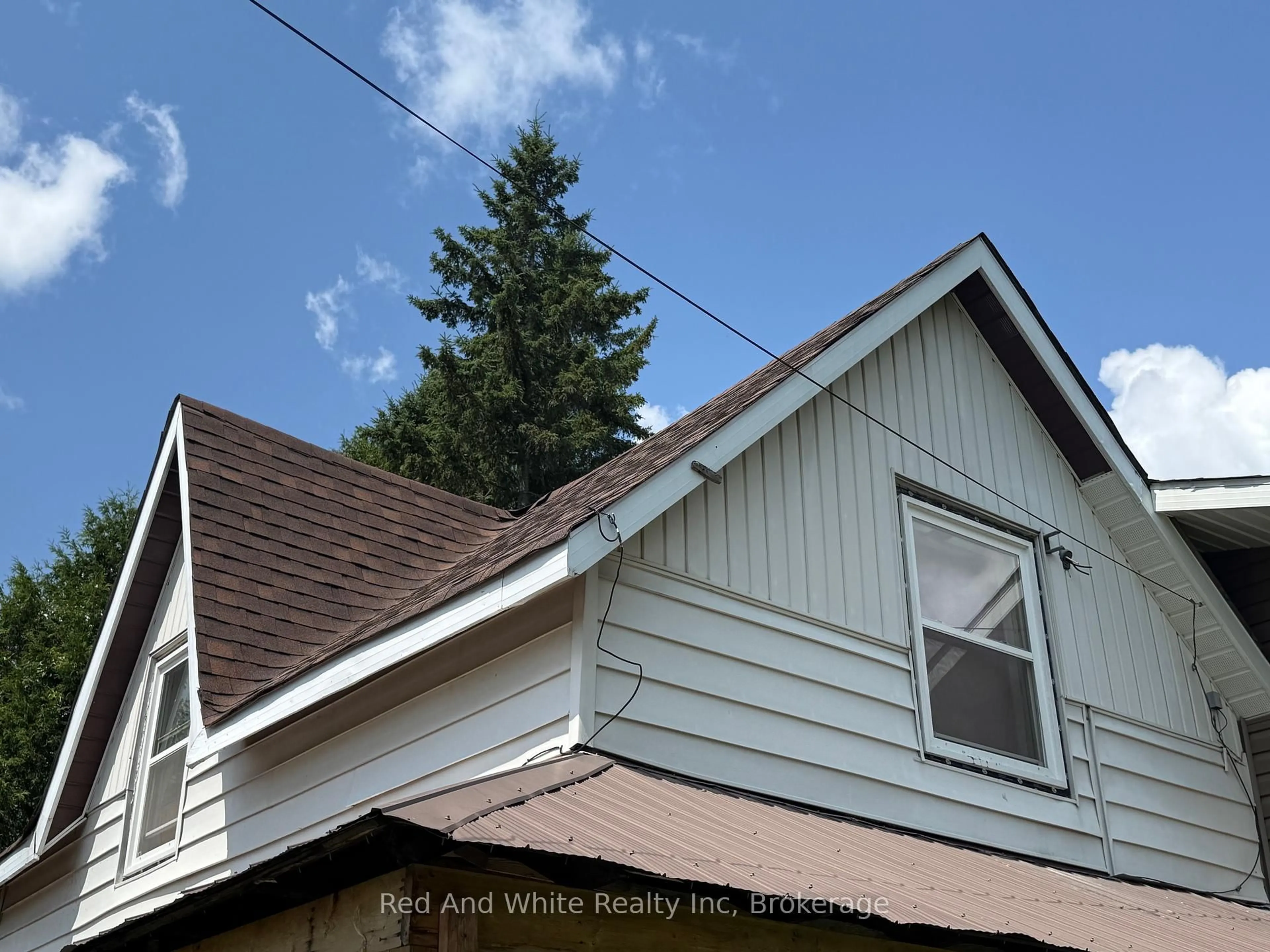 Home with vinyl exterior material, unknown for 5 BAY St, Magnetawan Ontario P0A 1P0