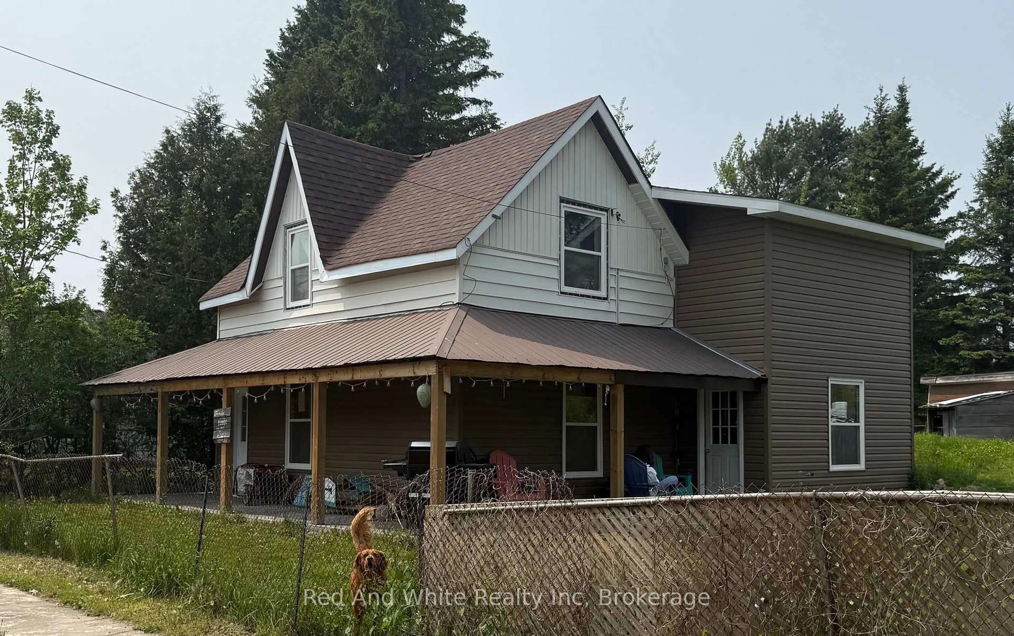 Home with vinyl exterior material, building for 5 BAY St, Magnetawan Ontario P0A 1P0