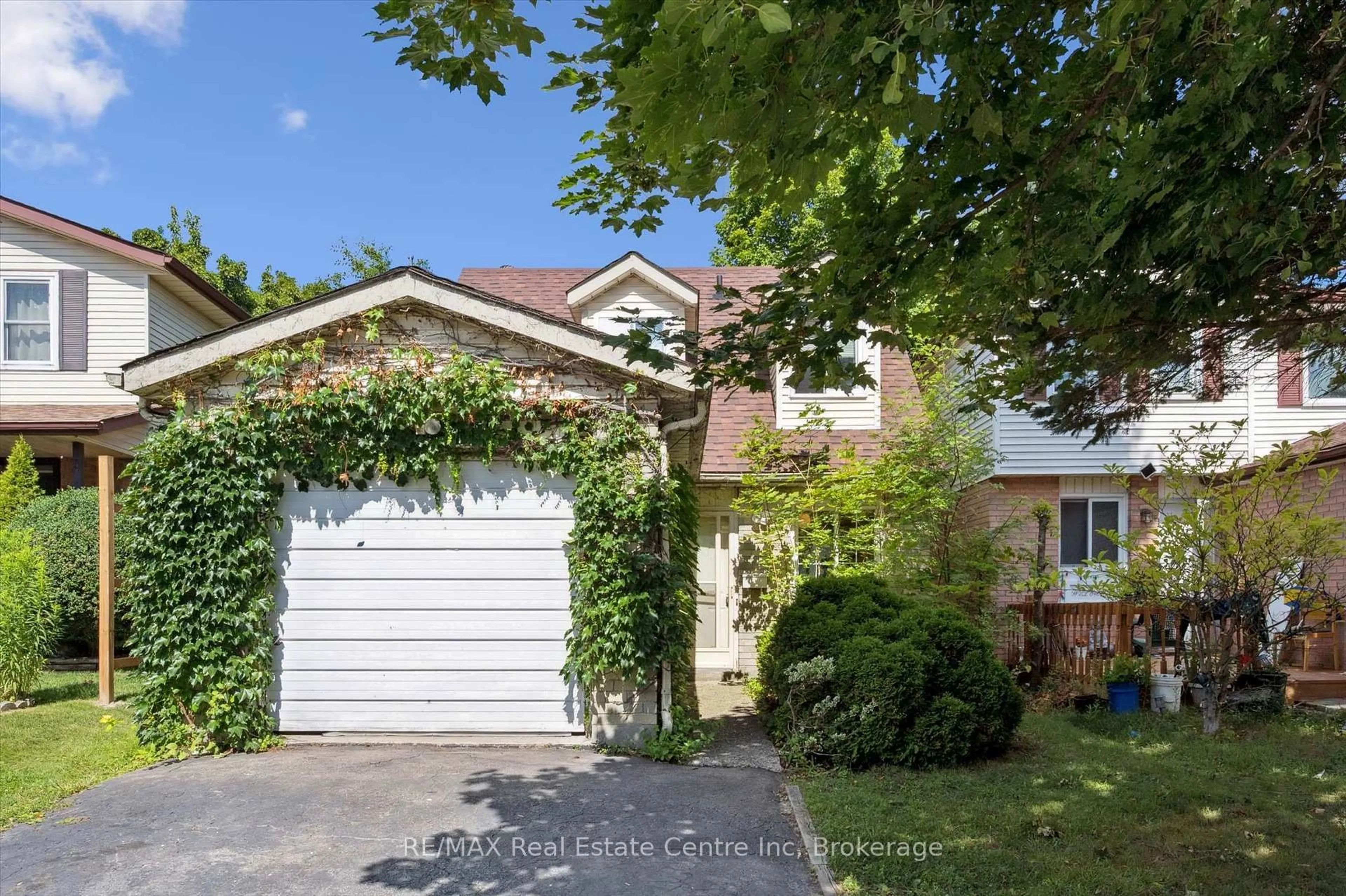 A pic from outside/outdoor area/front of a property/back of a property/a pic from drone, street for 177 Ironwood Rd, Guelph Ontario N1G 3P5