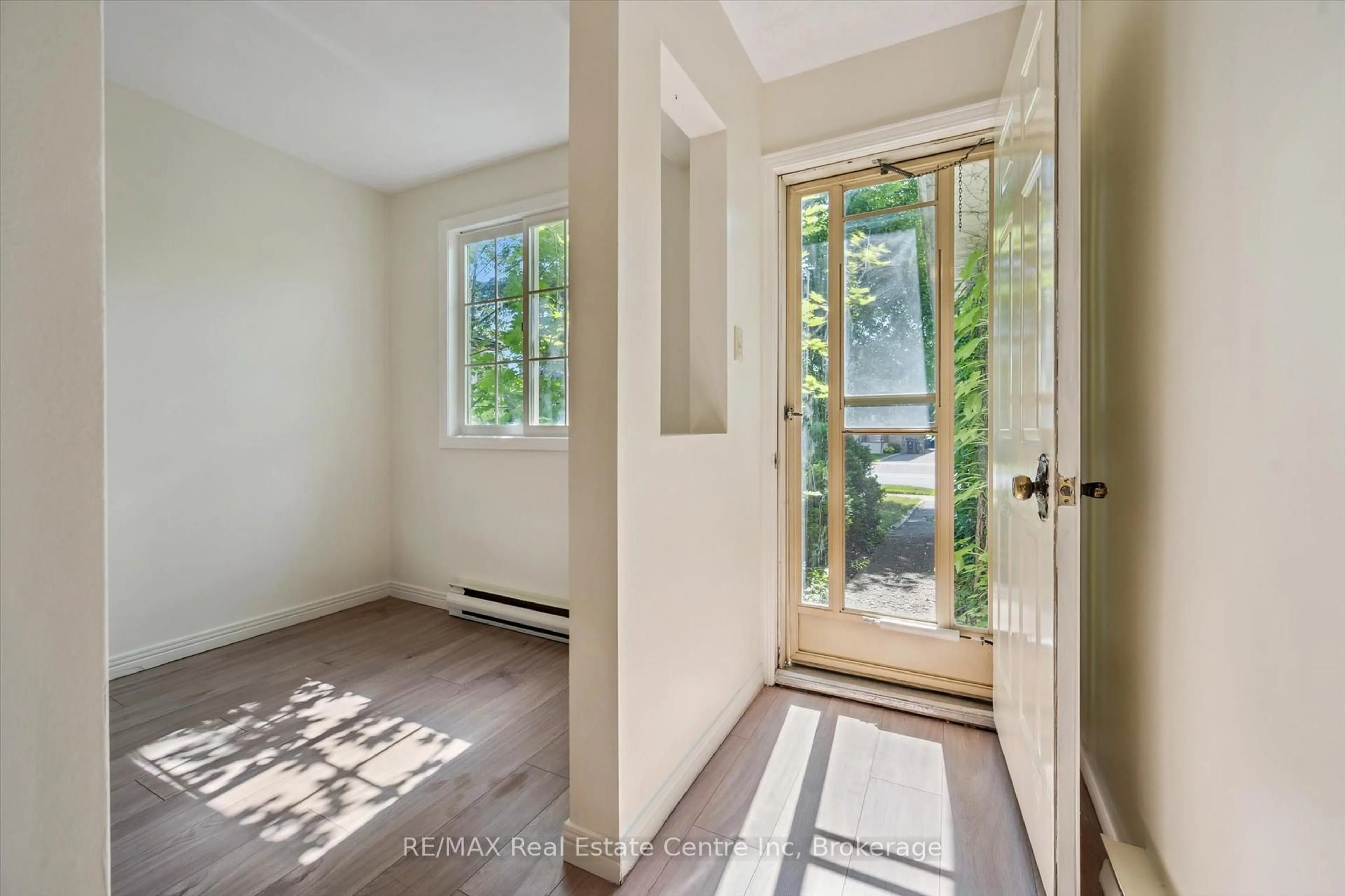 Indoor entryway for 177 Ironwood Rd, Guelph Ontario N1G 3P5