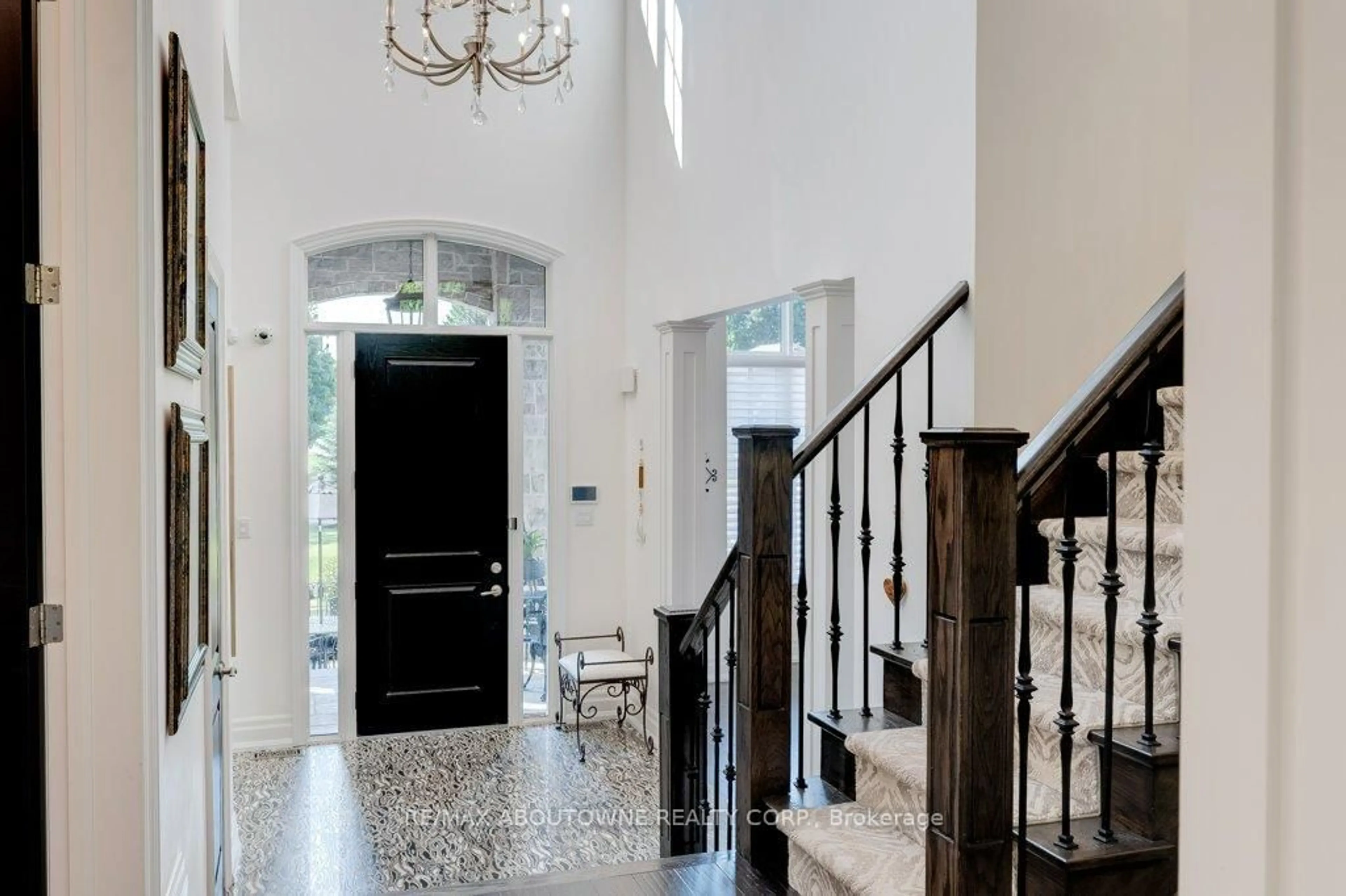 Indoor foyer for 47 Legacy Lane, Hamilton Ontario L9G 0G2