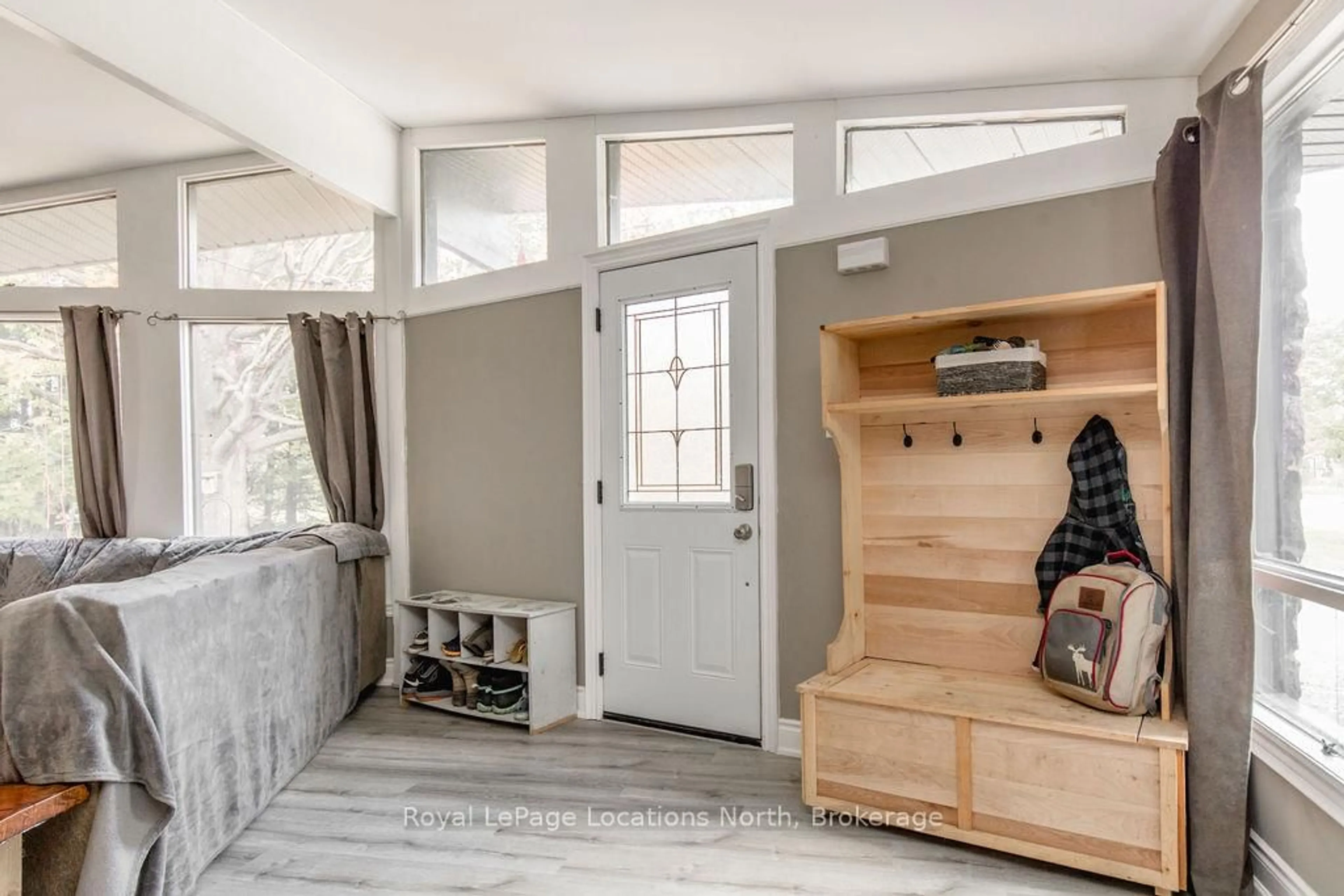 Indoor entryway for 89 ARGYLE St, Melancthon Ontario L9V 2N1