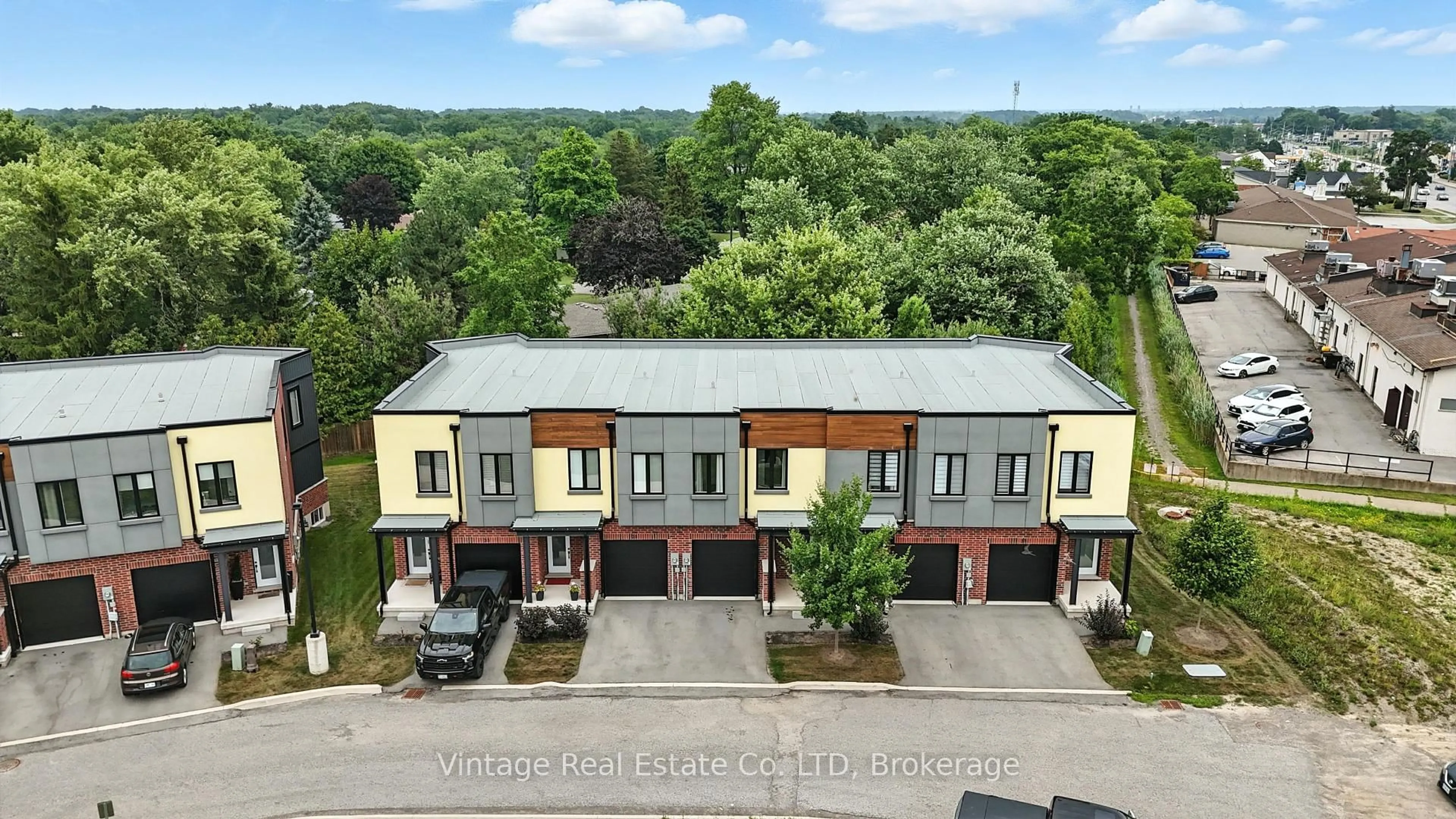 A pic from outside/outdoor area/front of a property/back of a property/a pic from drone, unknown for 1465 station St #29, Pelham Ontario L0S 1E3