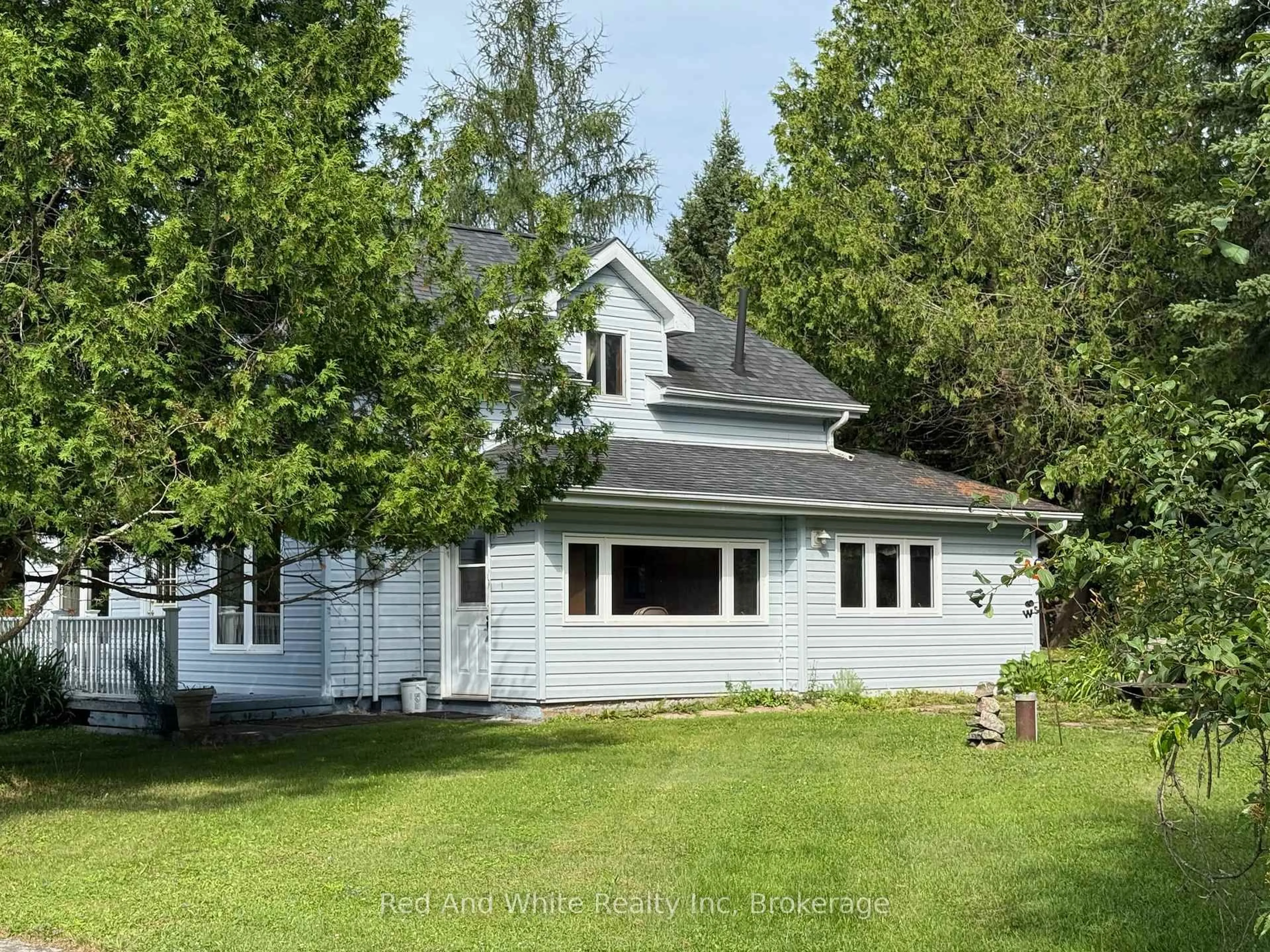 A pic from outside/outdoor area/front of a property/back of a property/a pic from drone, unknown for 10 BURROWS St, Magnetawan Ontario P0A 1P0
