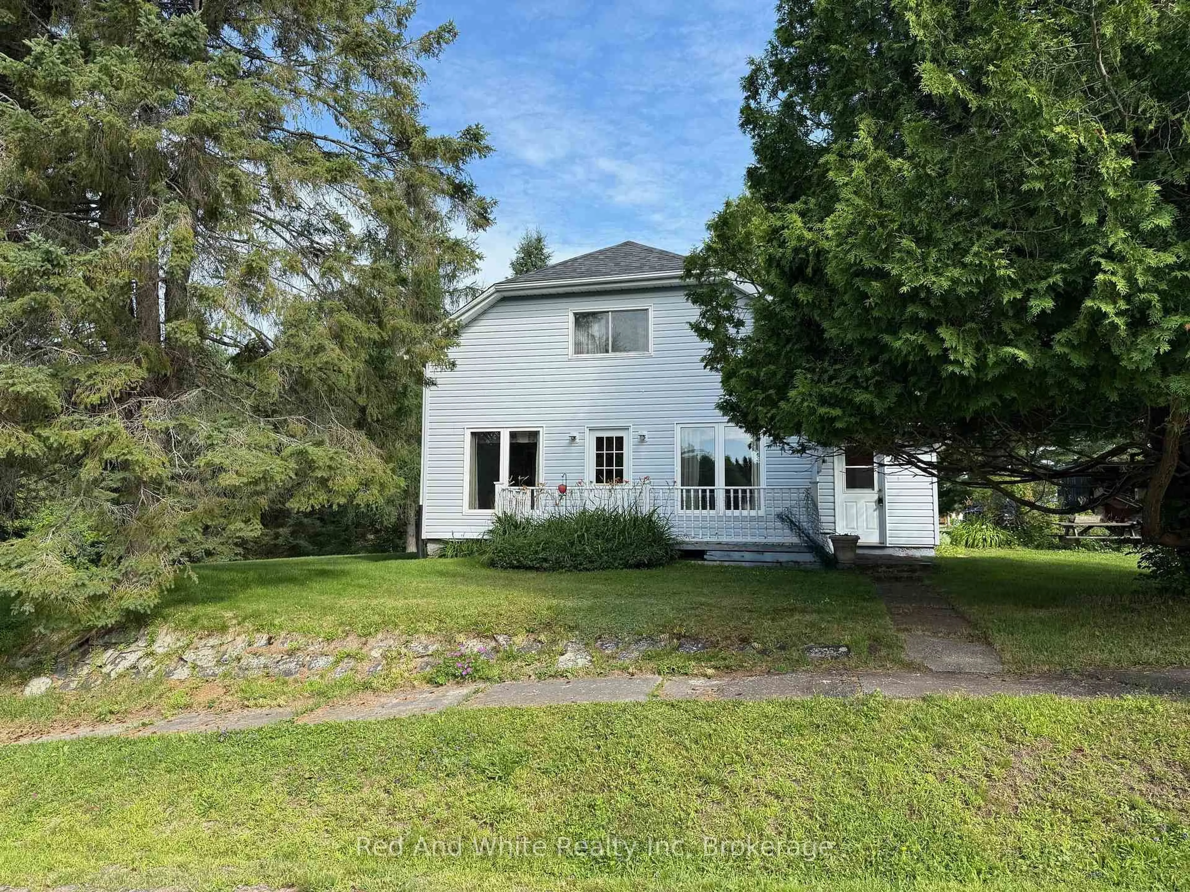 A pic from outside/outdoor area/front of a property/back of a property/a pic from drone, street for 10 BURROWS St, Magnetawan Ontario P0A 1P0