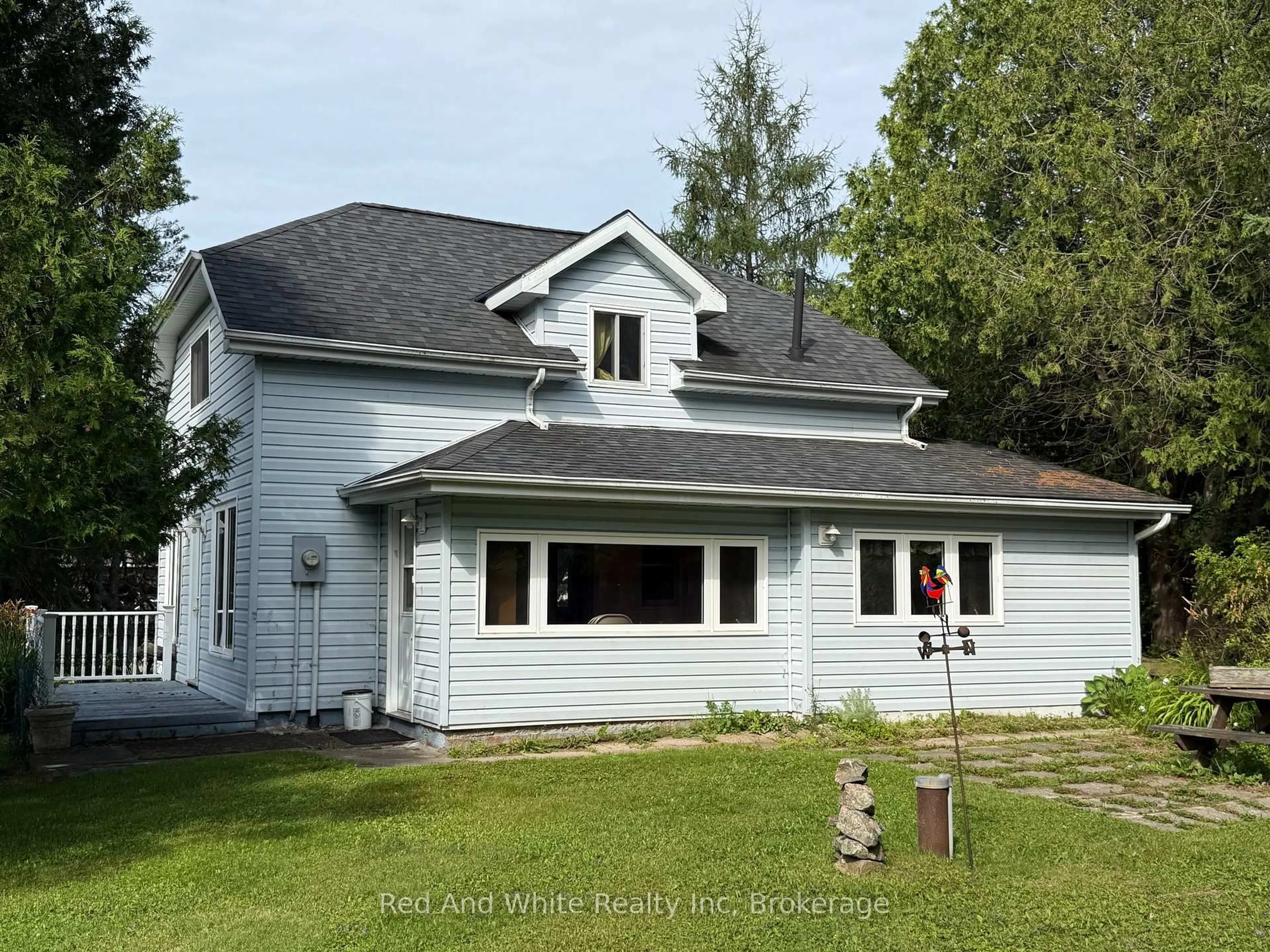 A pic from outside/outdoor area/front of a property/back of a property/a pic from drone, building for 10 BURROWS St, Magnetawan Ontario P0A 1P0