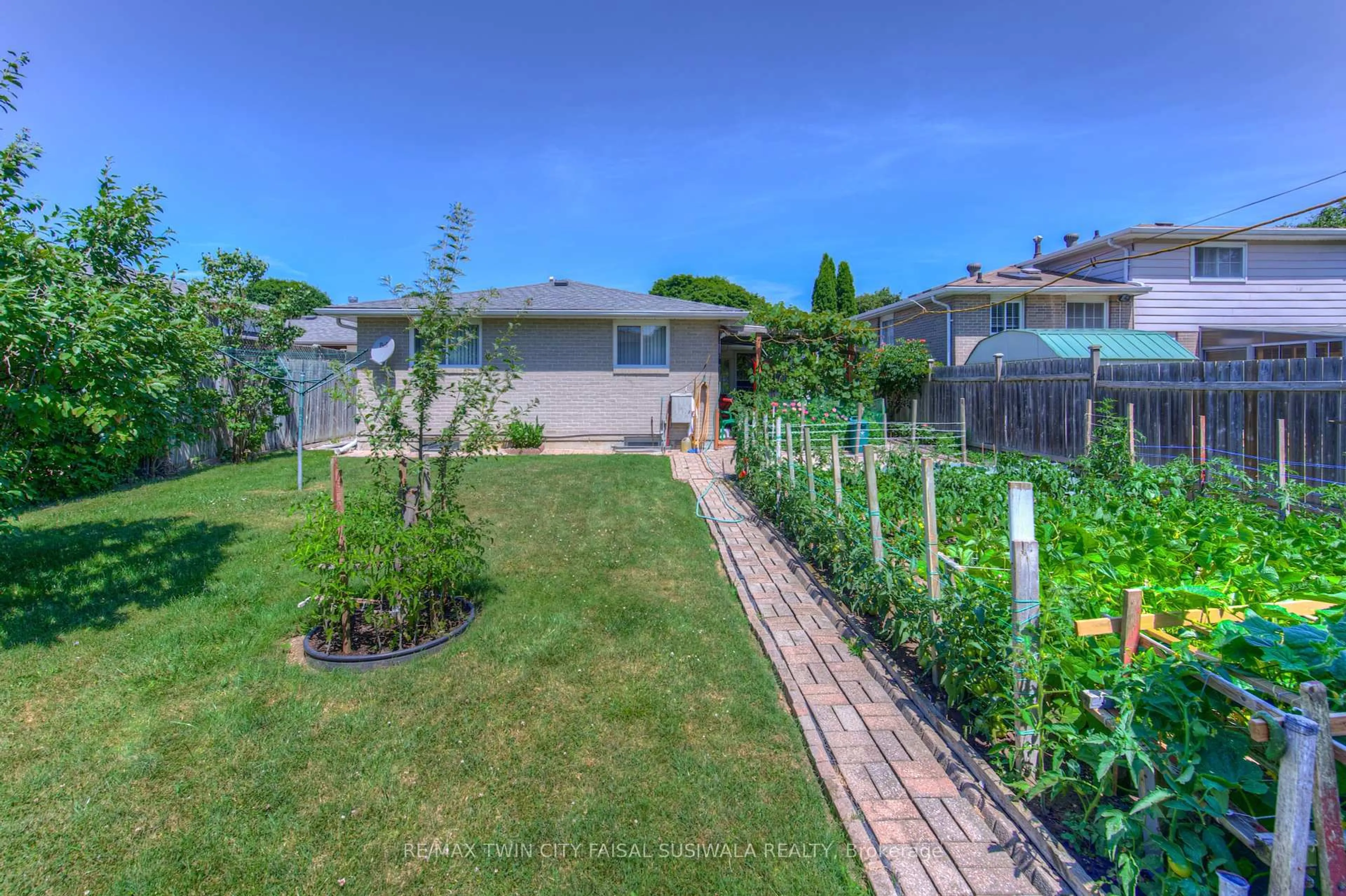 A pic from outside/outdoor area/front of a property/back of a property/a pic from drone, street for 1227 Valentine Dr, Cambridge Ontario N3H 2P1