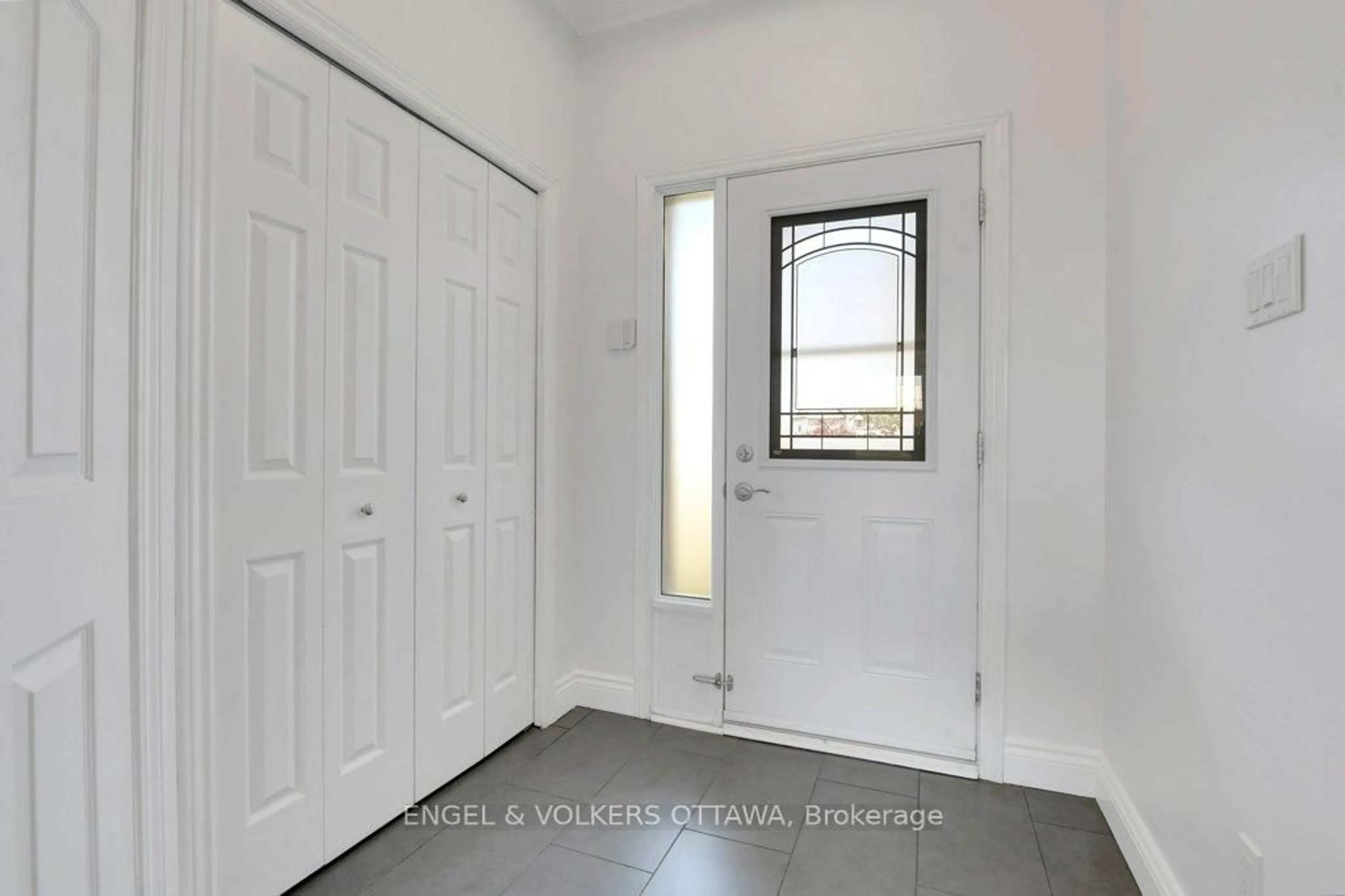 Indoor entryway for 1580 Cedar Mills Rd, Orleans Ontario K1C 7M1
