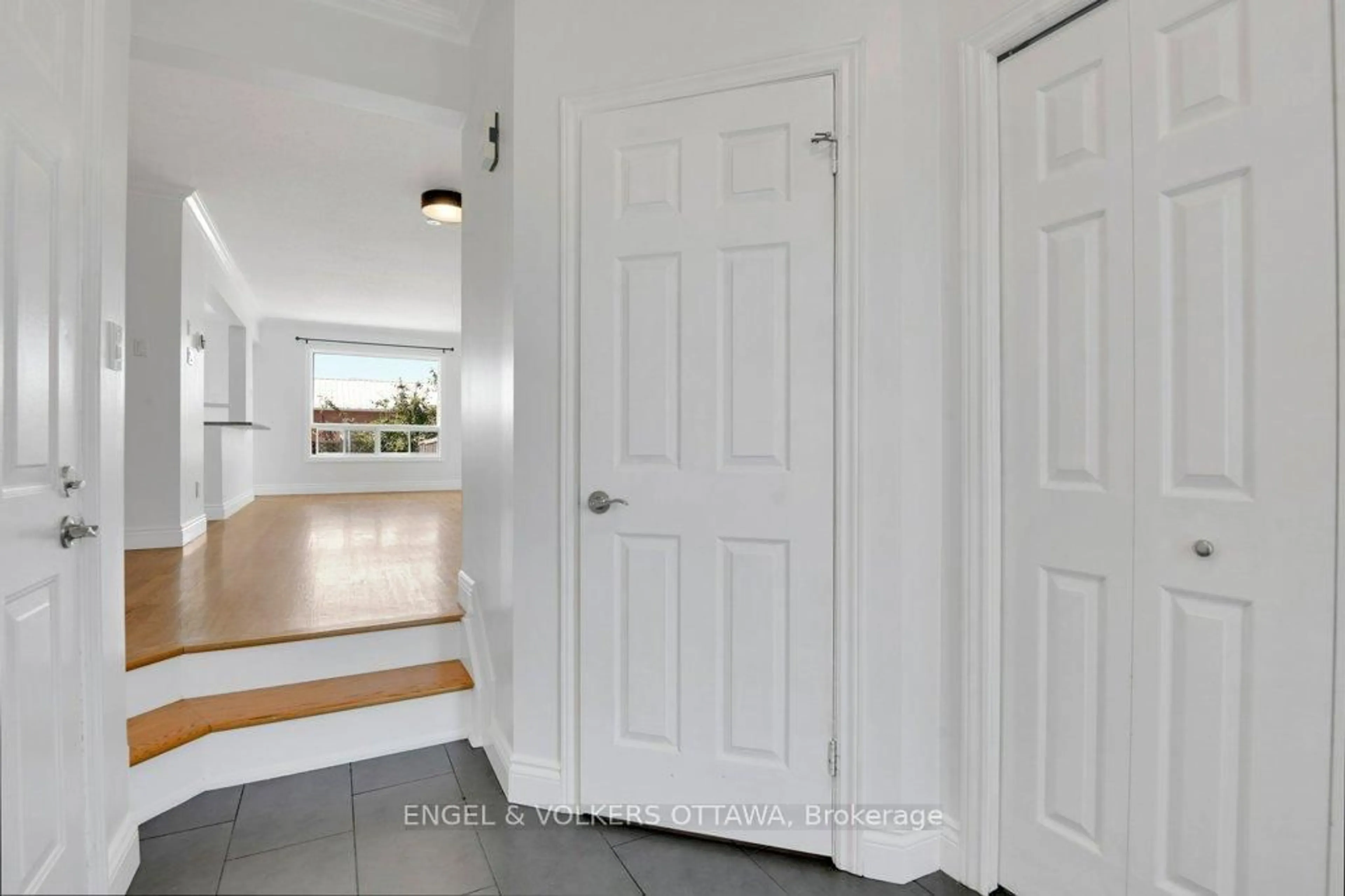 Indoor entryway for 1580 Cedar Mills Rd, Orleans Ontario K1C 7M1